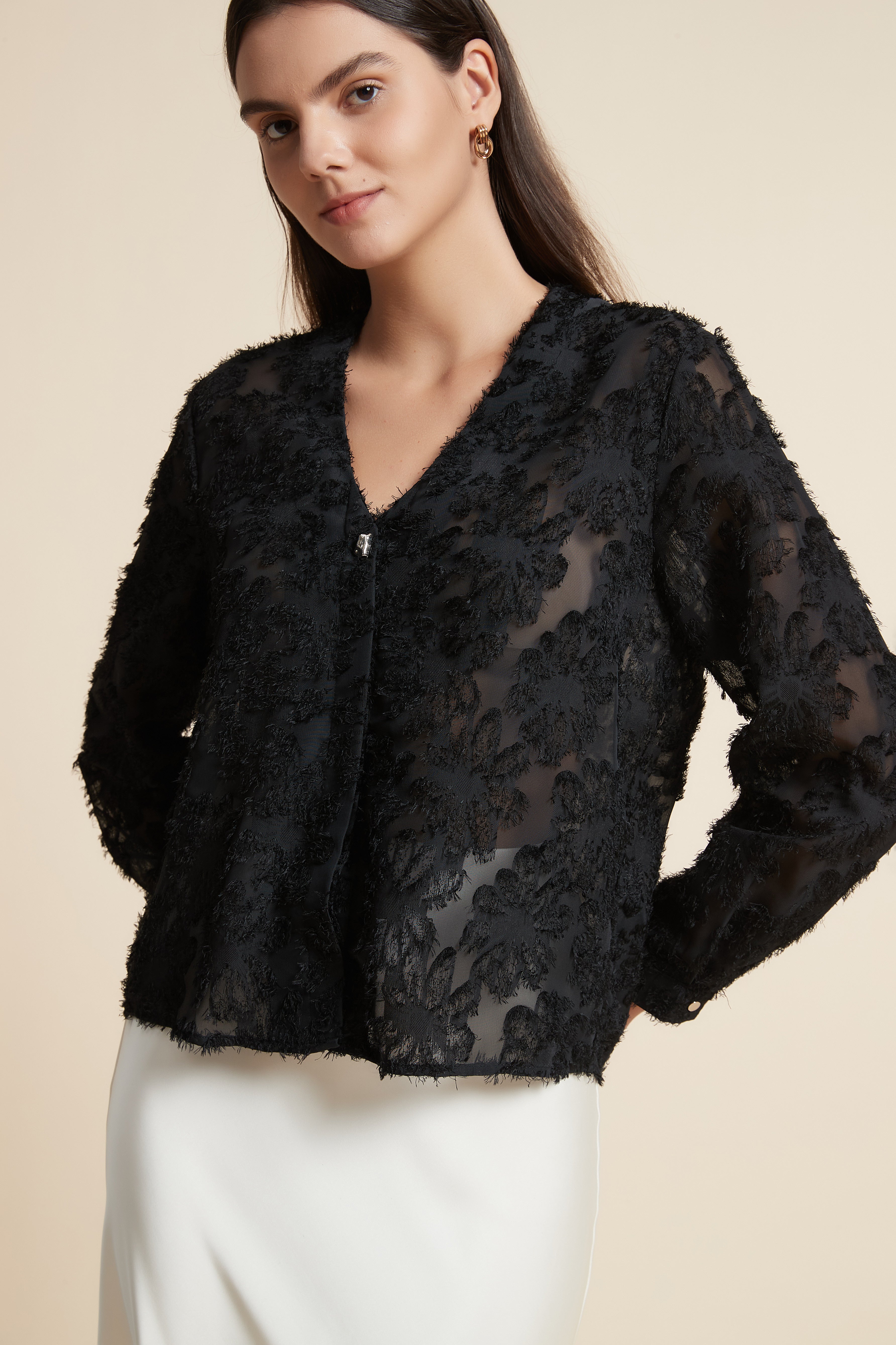 بلوزة بطول الخصر كم طويل بتطريز ورود