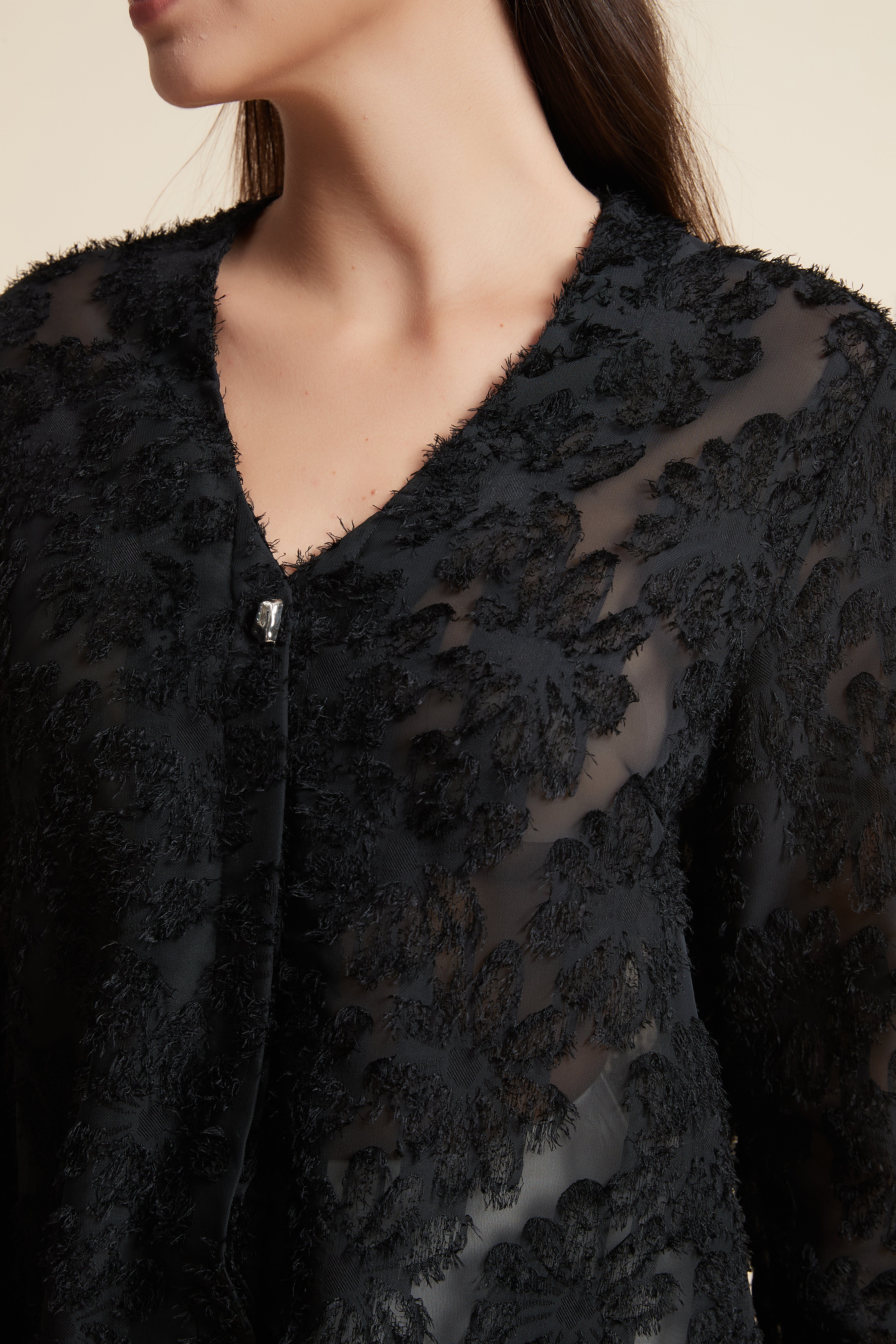 بلوزة بطول الخصر كم طويل بتطريز ورود