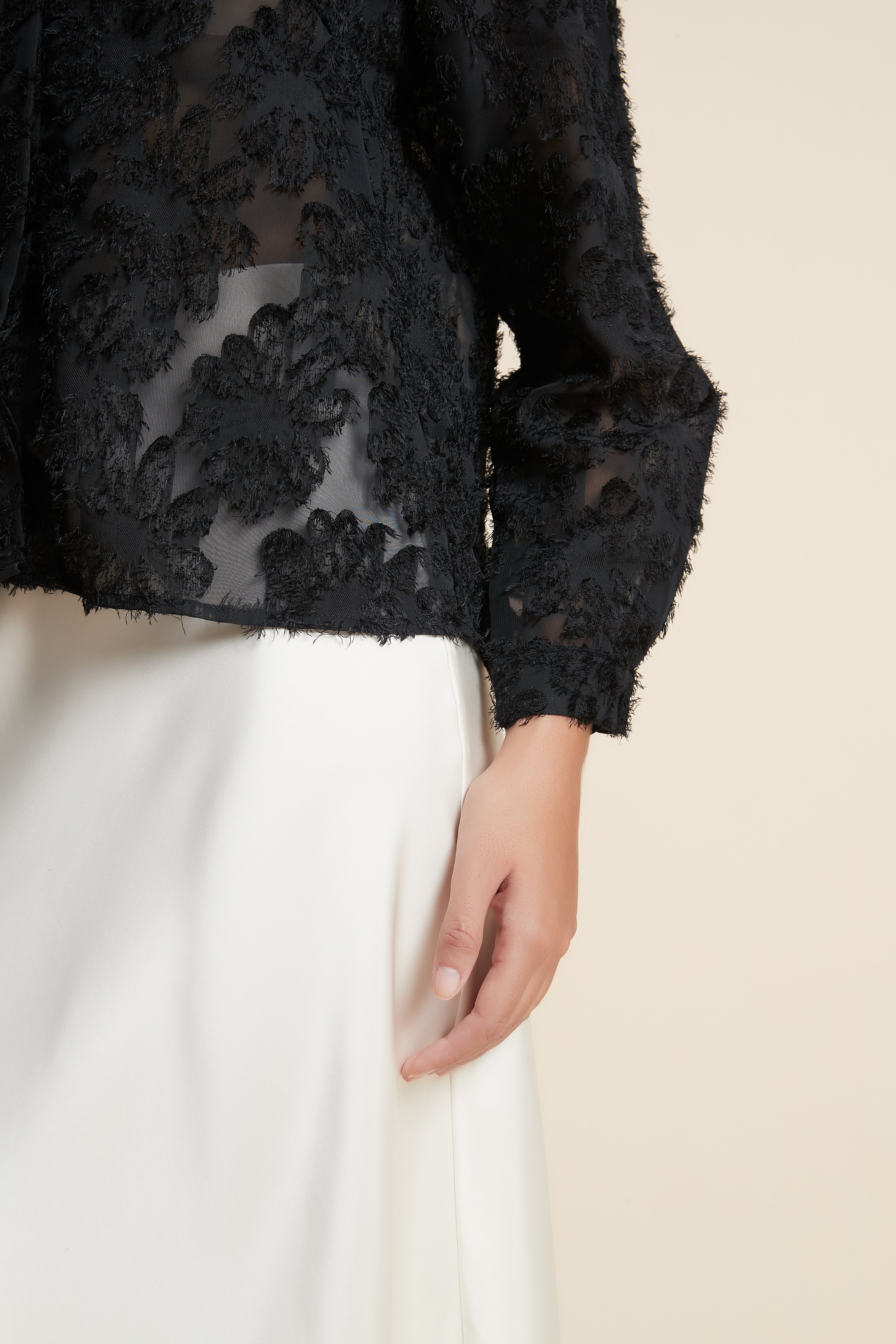 بلوزة بطول الخصر كم طويل بتطريز ورود