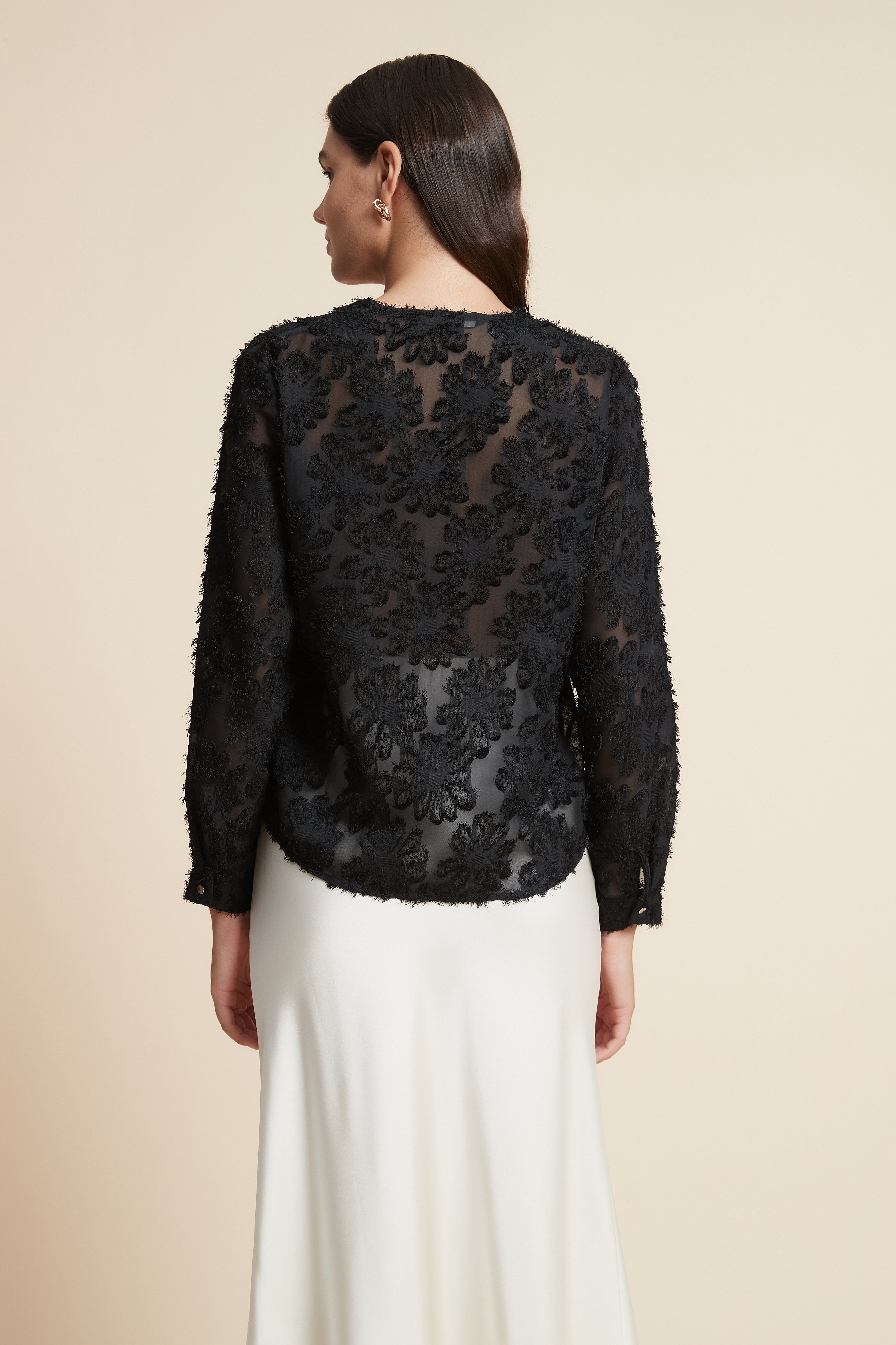 بلوزة بطول الخصر كم طويل بتطريز ورود