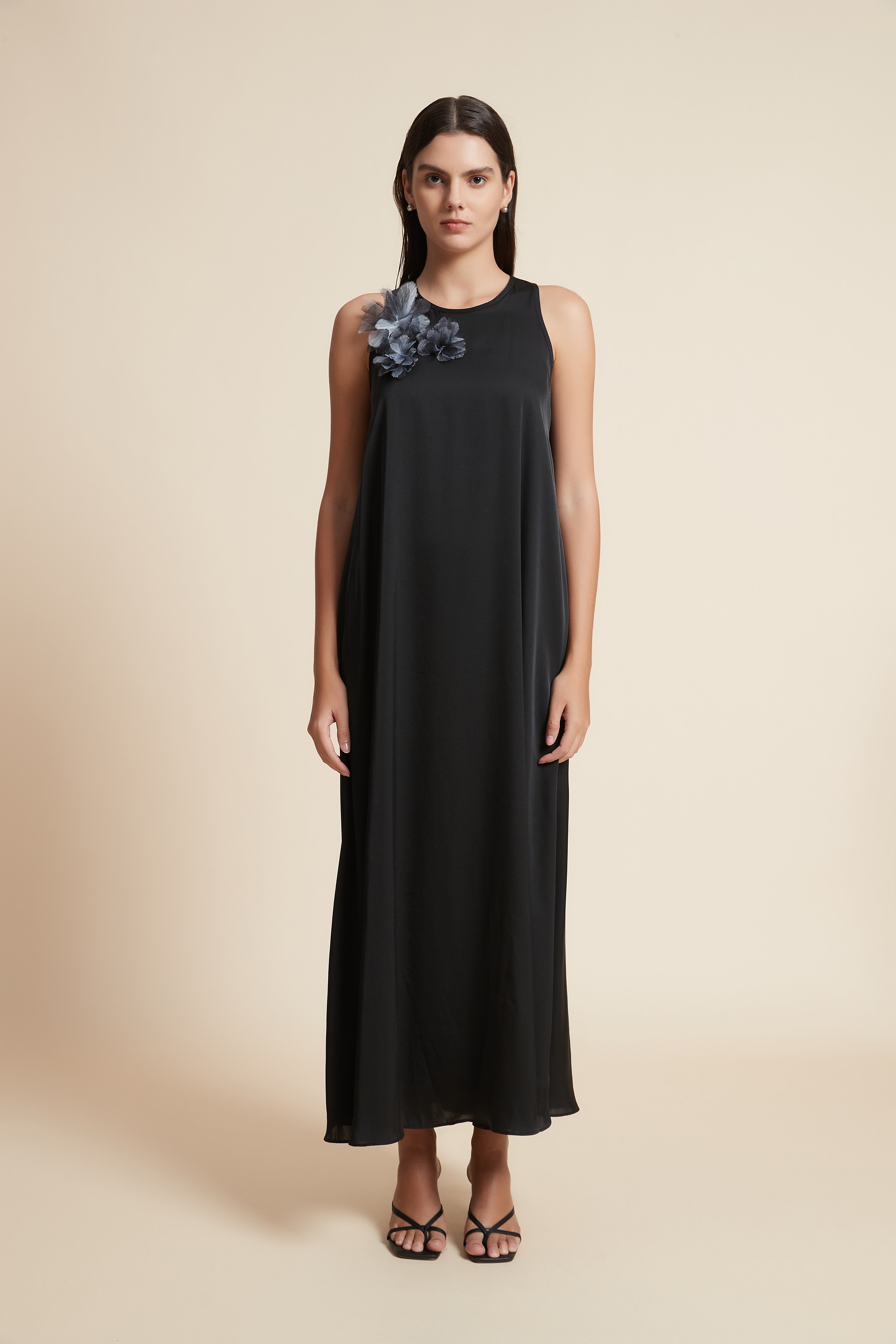 Sleeveless Midi Dress with Round Neck and Floral Detail
