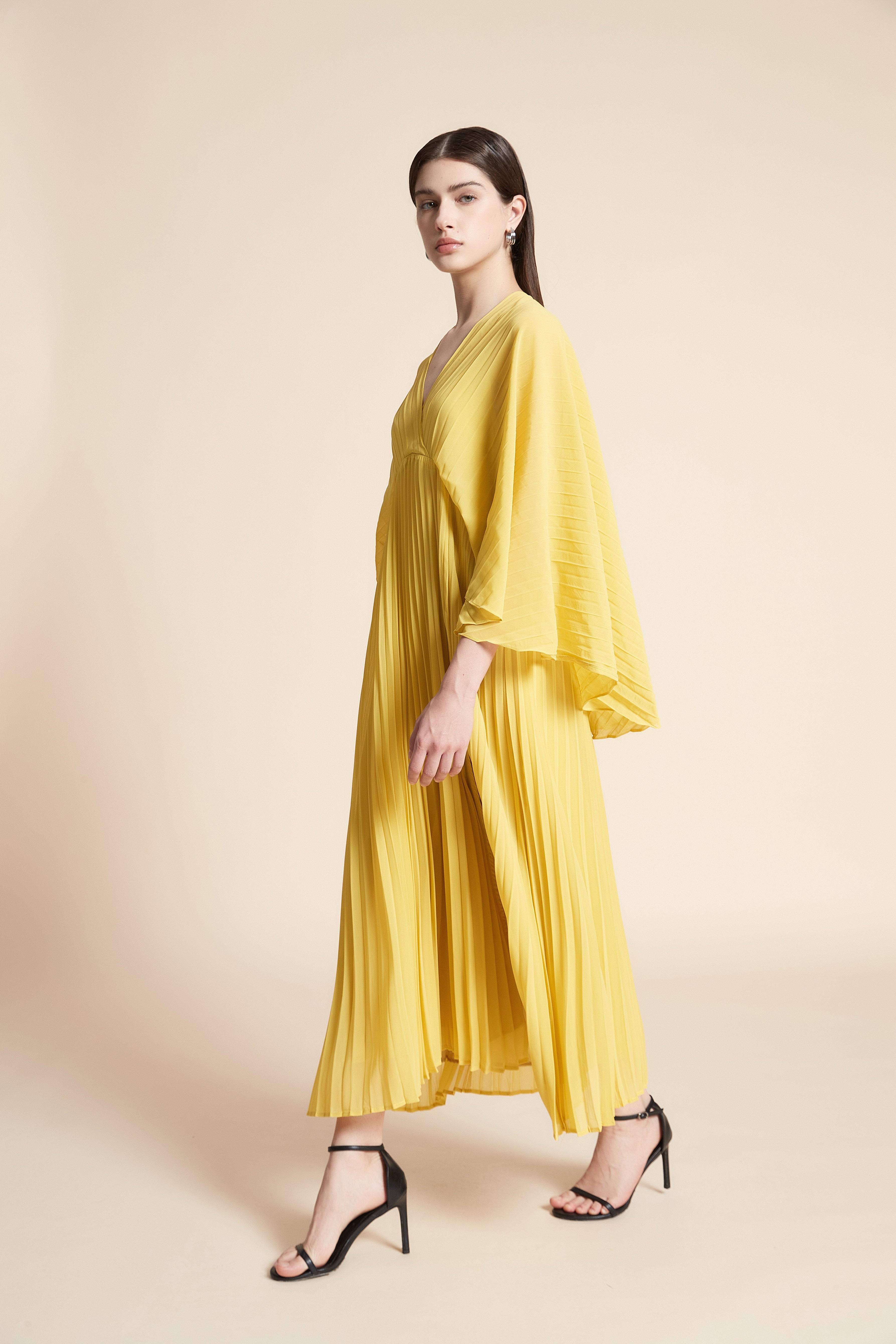 فستان ميدي سادة مكشكش كم طويل