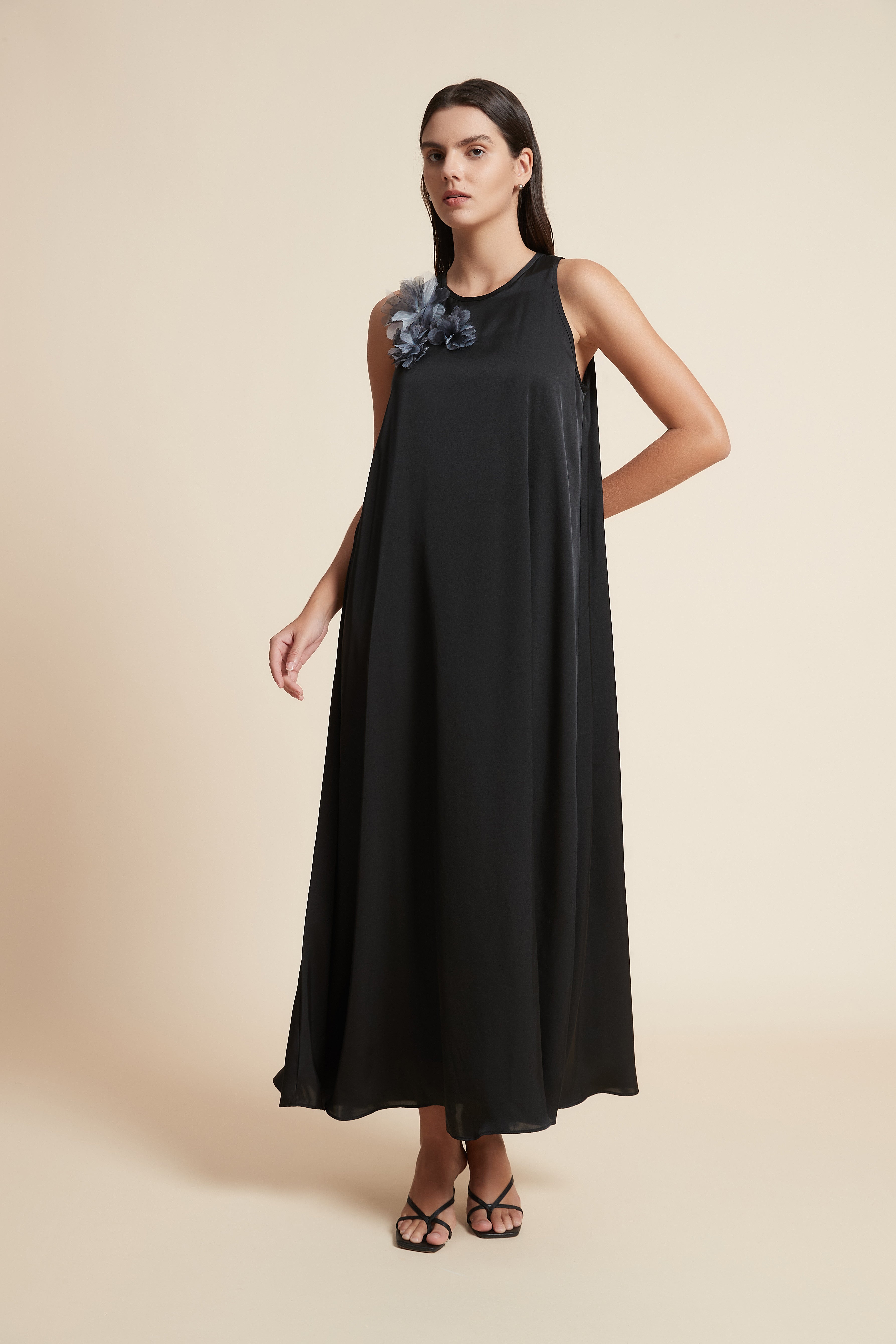Sleeveless Midi Dress with Round Neck and Floral Detail