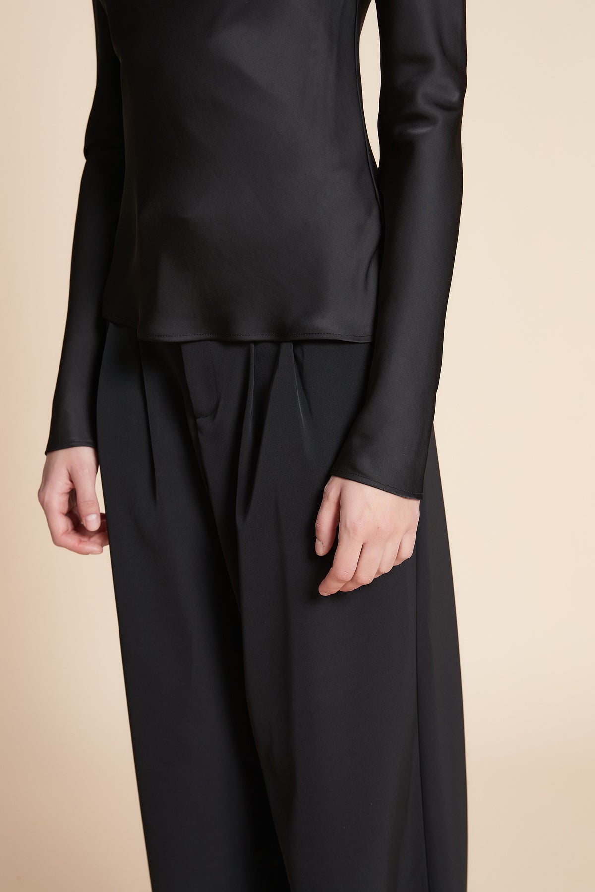 صورة بلوزة بطول الخصر سادة كم طويل من يولا