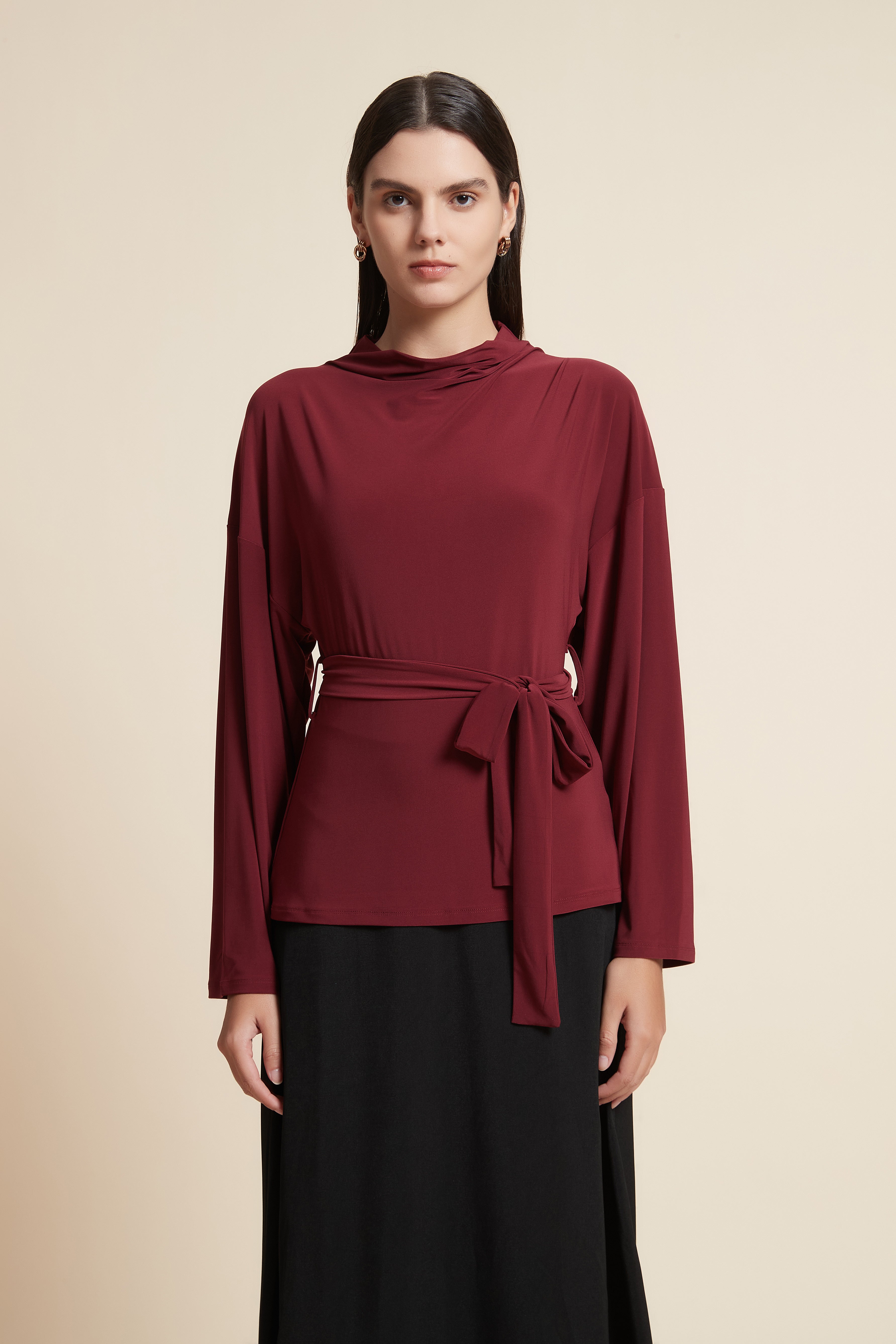 بلوزة طويلة بأكمام طويلة وحزام عالخصر