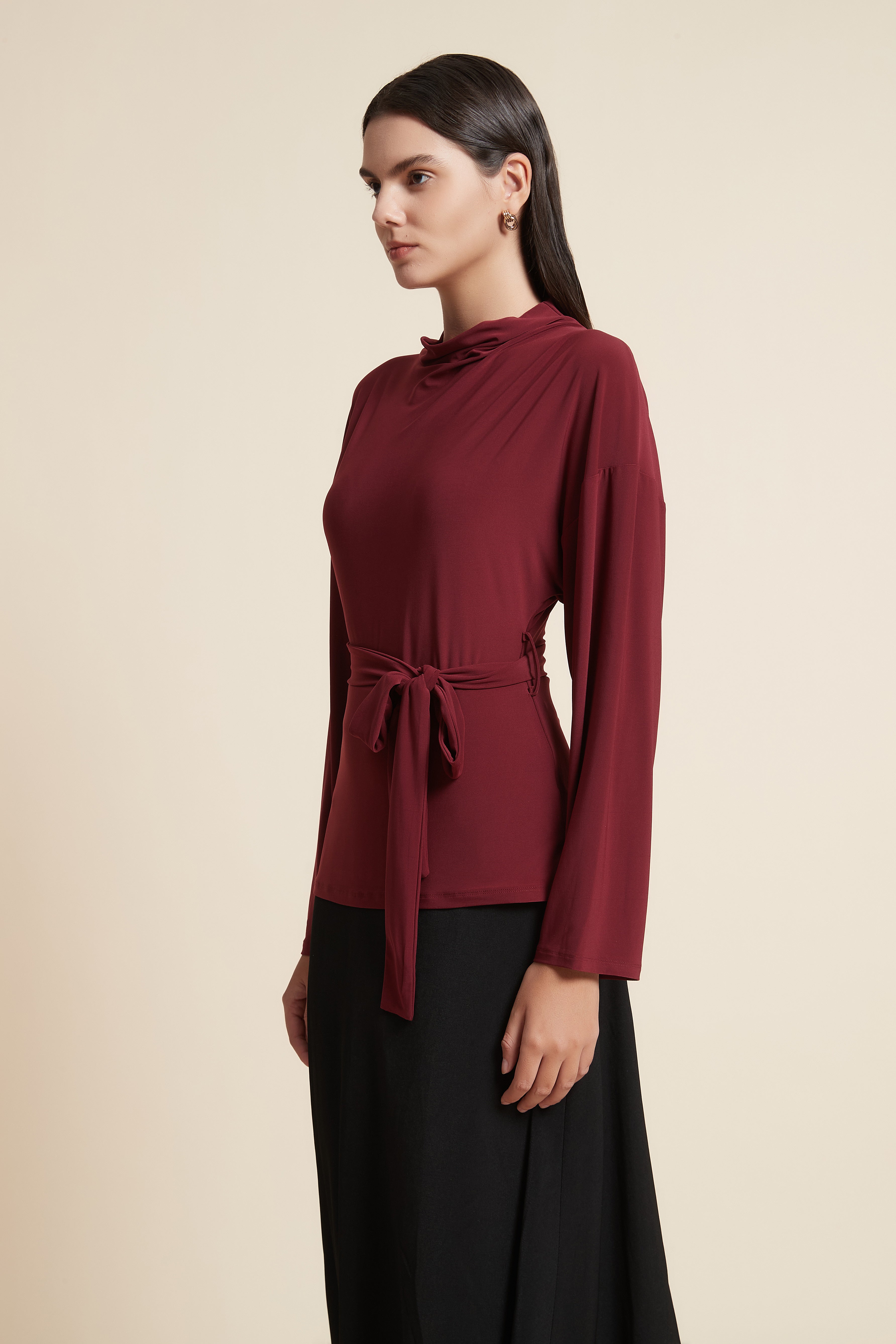 بلوزة طويلة بأكمام طويلة وحزام عالخصر