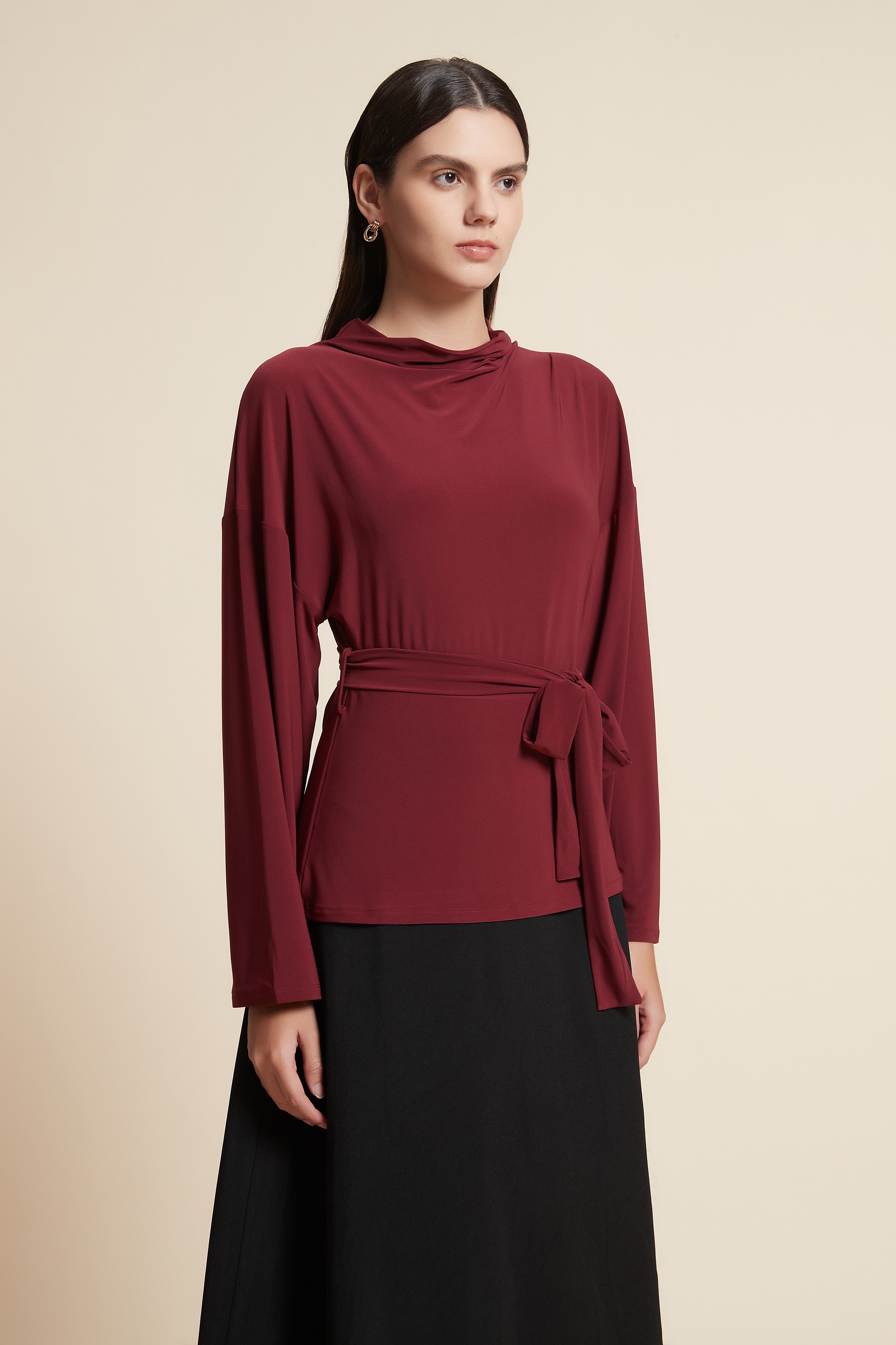 بلوزة طويلة بأكمام طويلة وحزام عالخصر