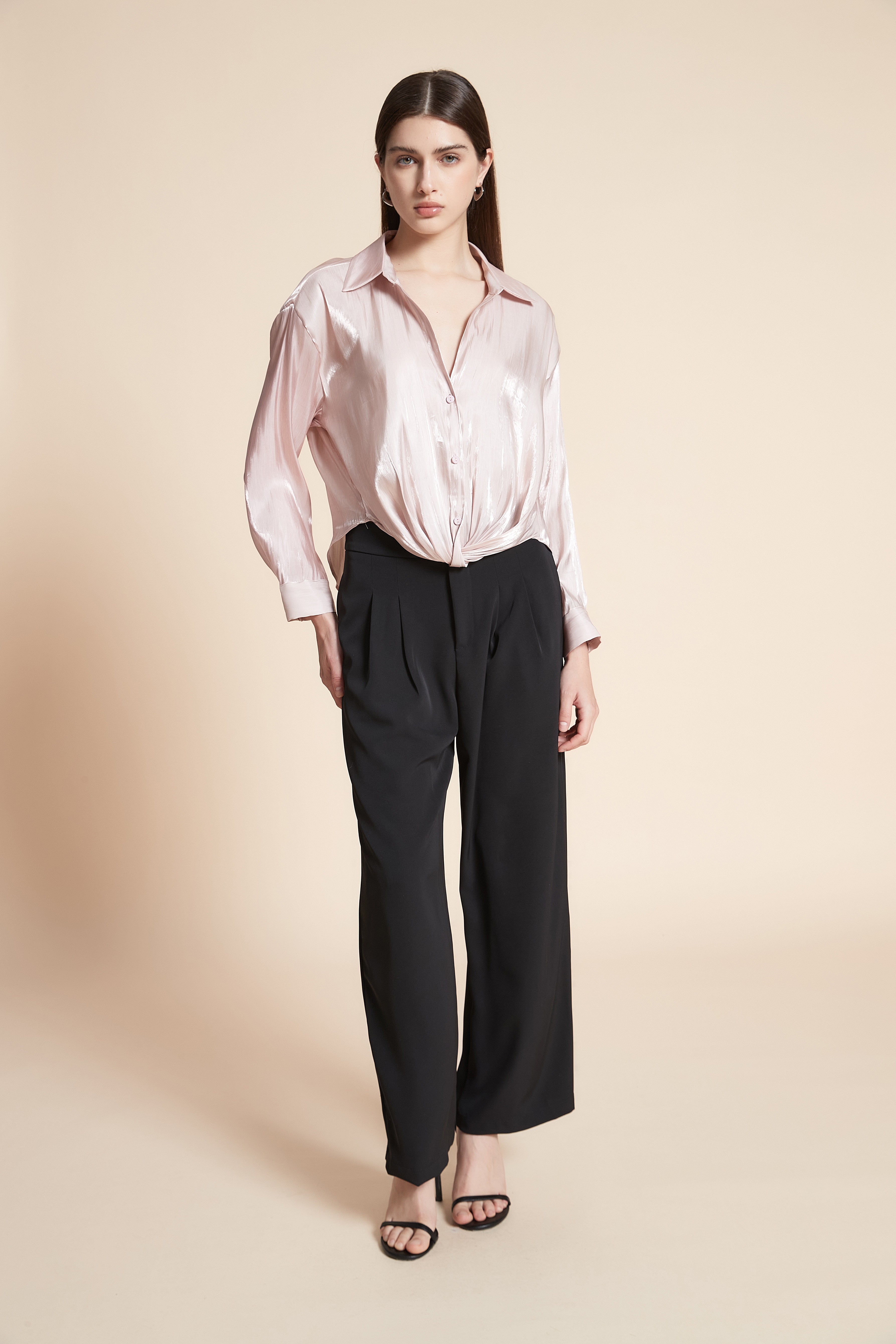 بلوزة قصيرة سادة ستان كم طويل