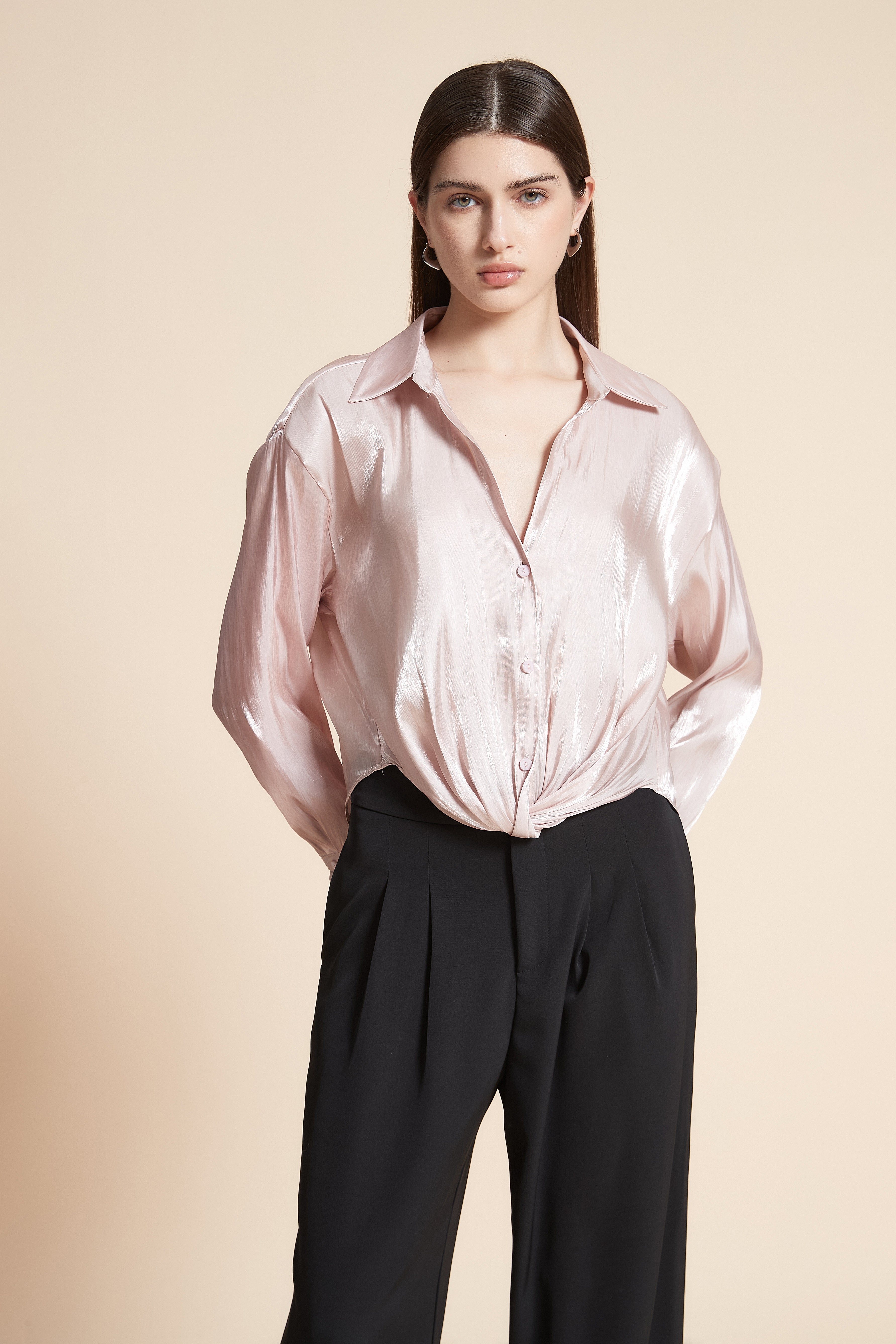 بلوزة قصيرة سادة ستان كم طويل