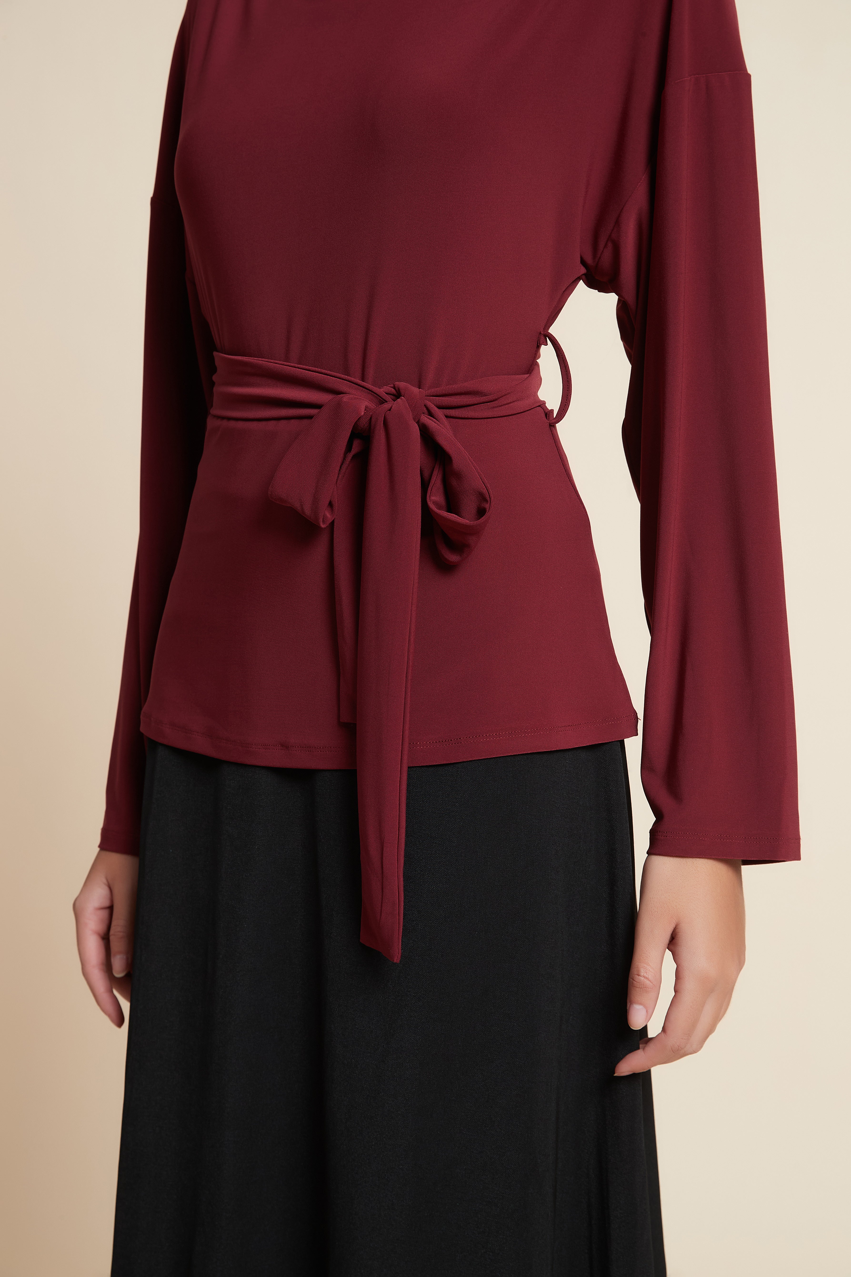 بلوزة طويلة بأكمام طويلة وحزام عالخصر