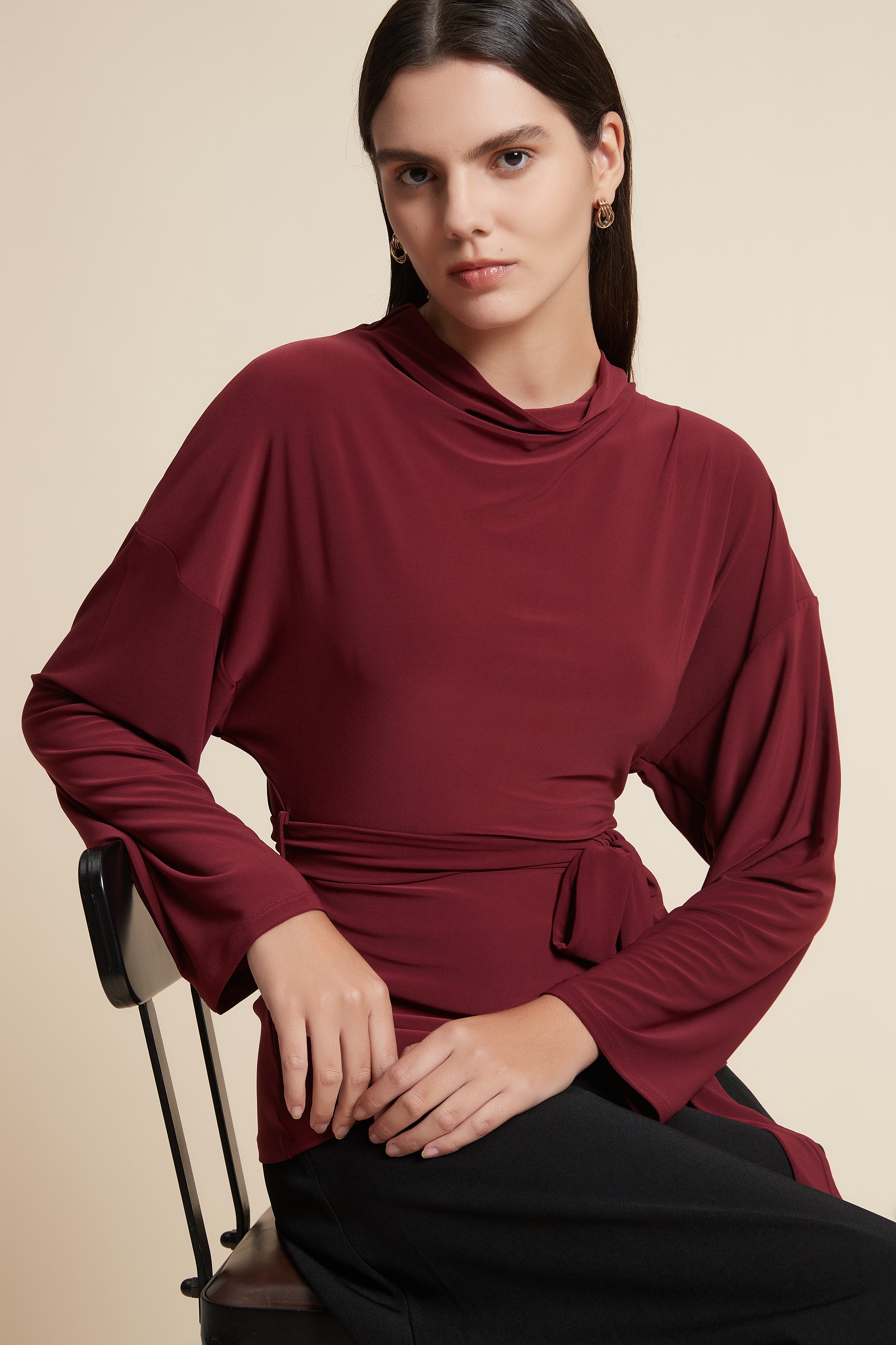 بلوزة طويلة بأكمام طويلة وحزام عالخصر