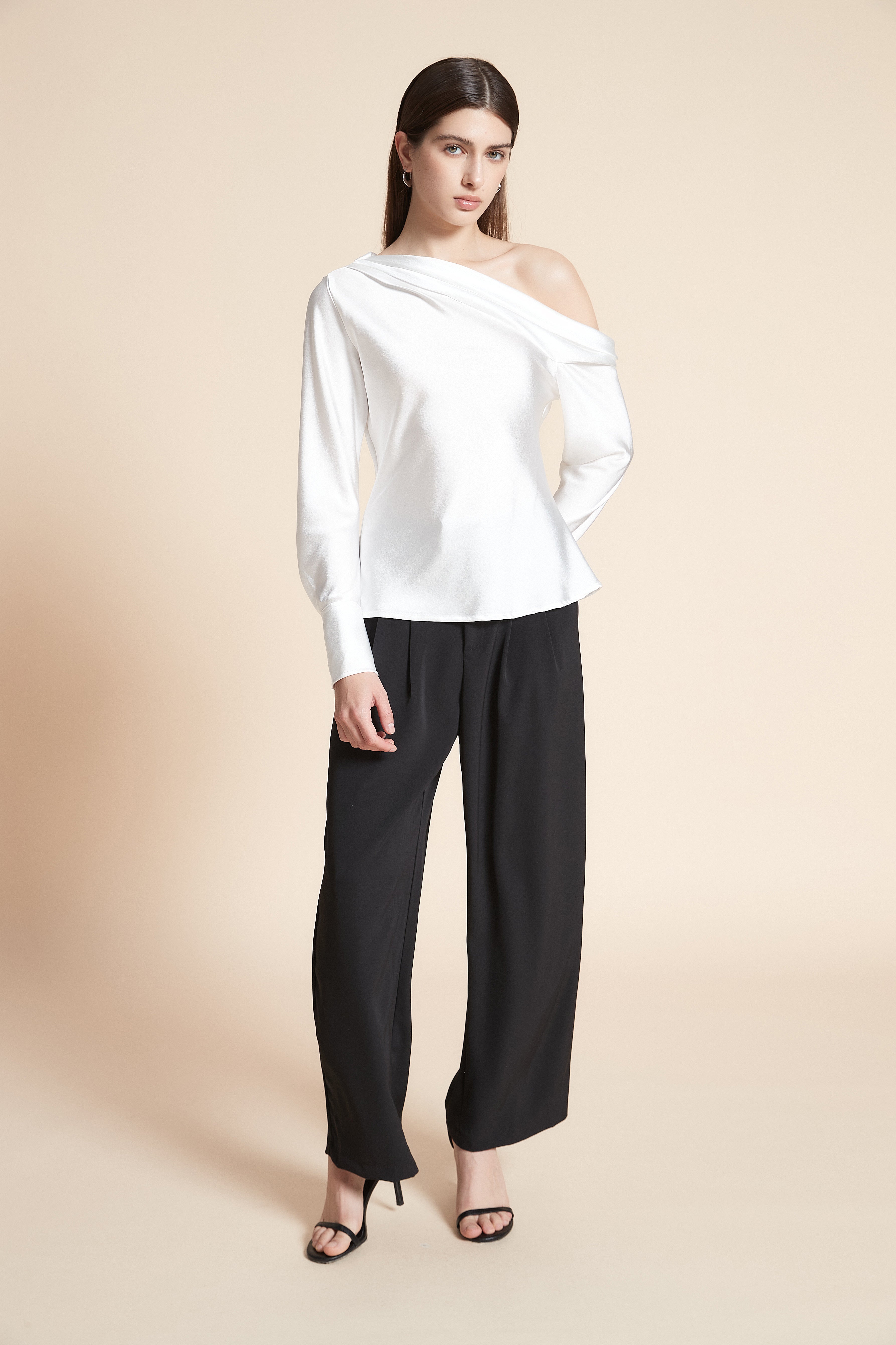 بلوزة متوسطة الطول سادة كم طويل