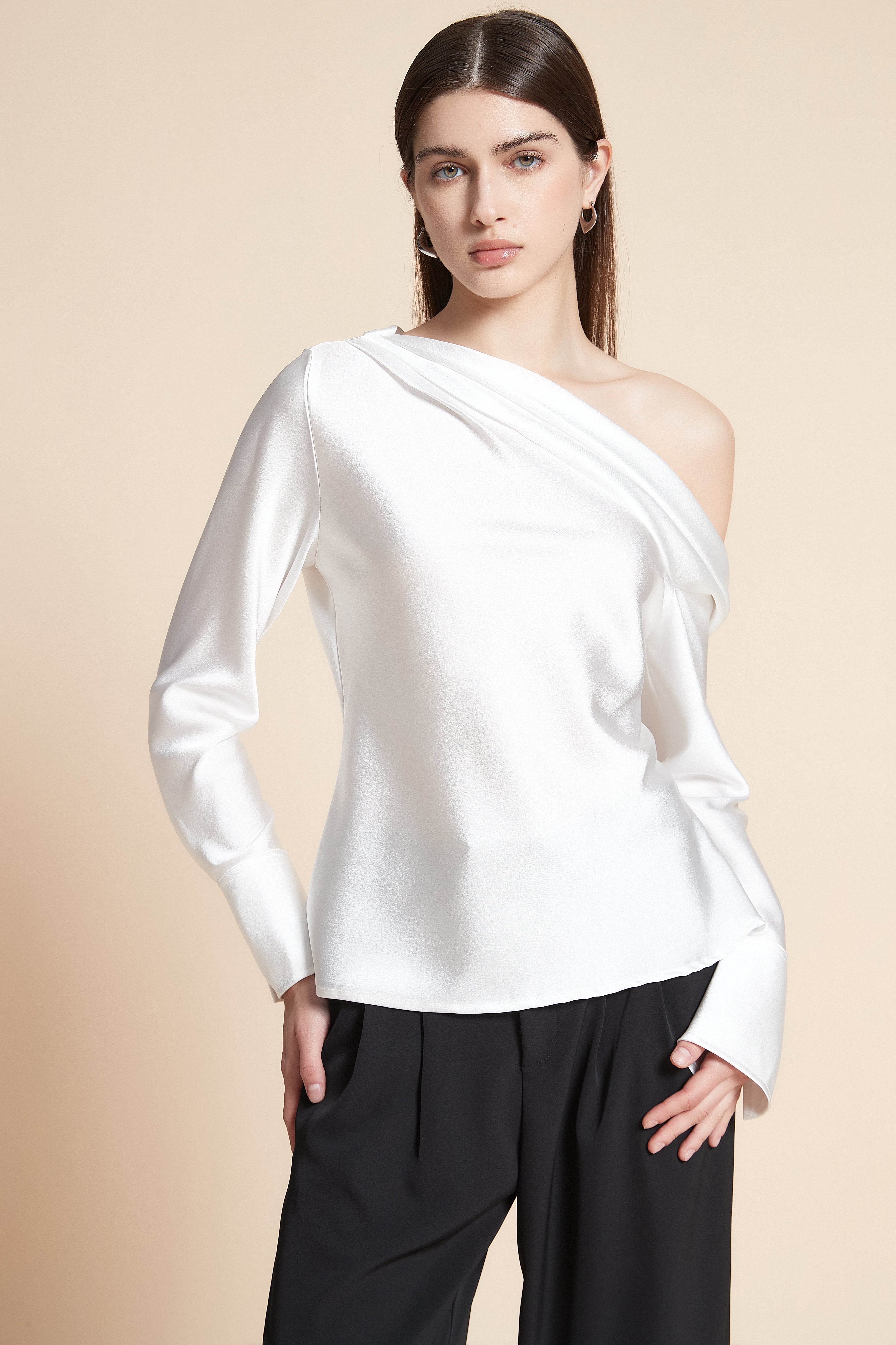 بلوزة متوسطة الطول سادة كم طويل