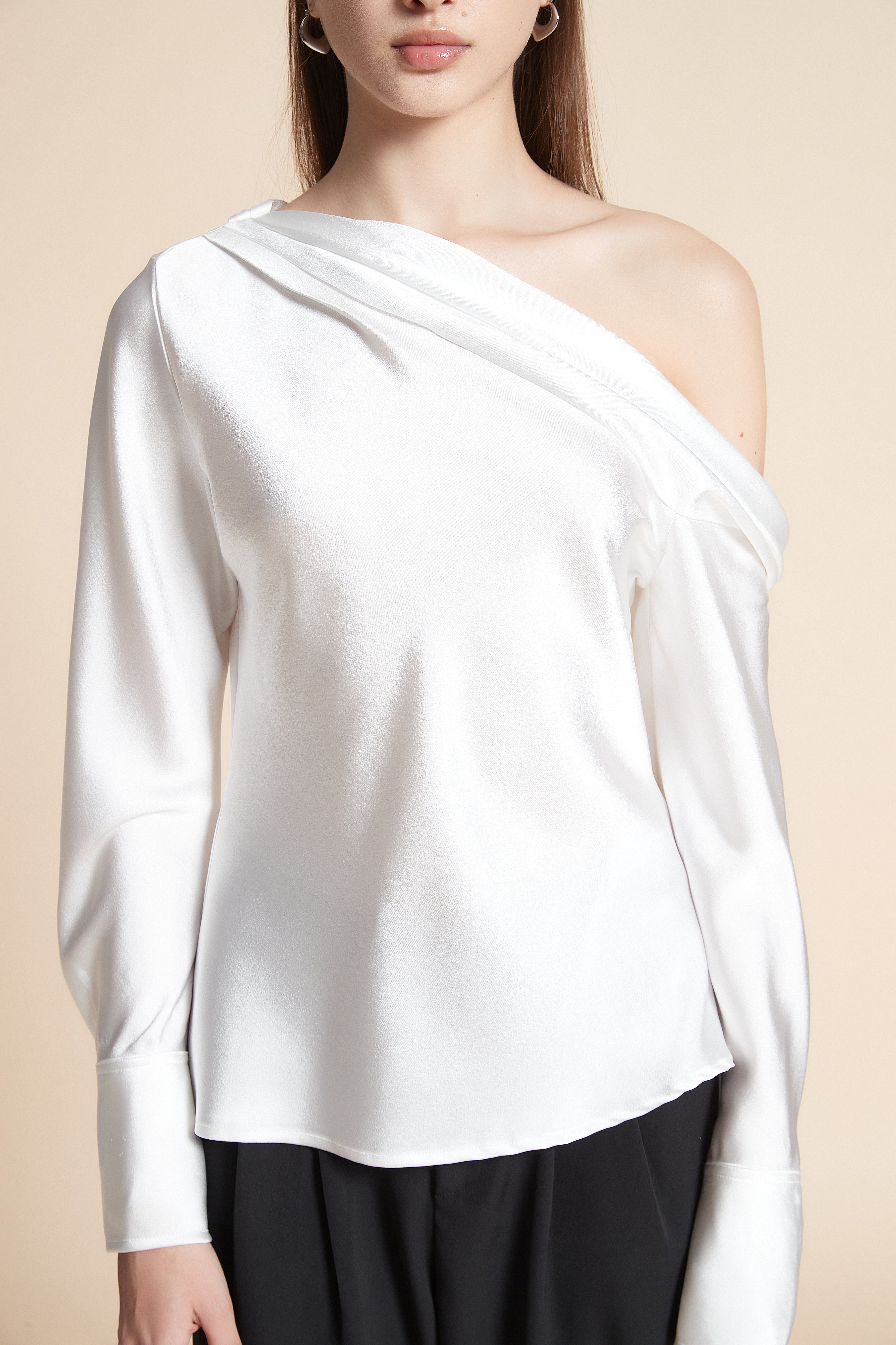 بلوزة متوسطة الطول سادة كم طويل