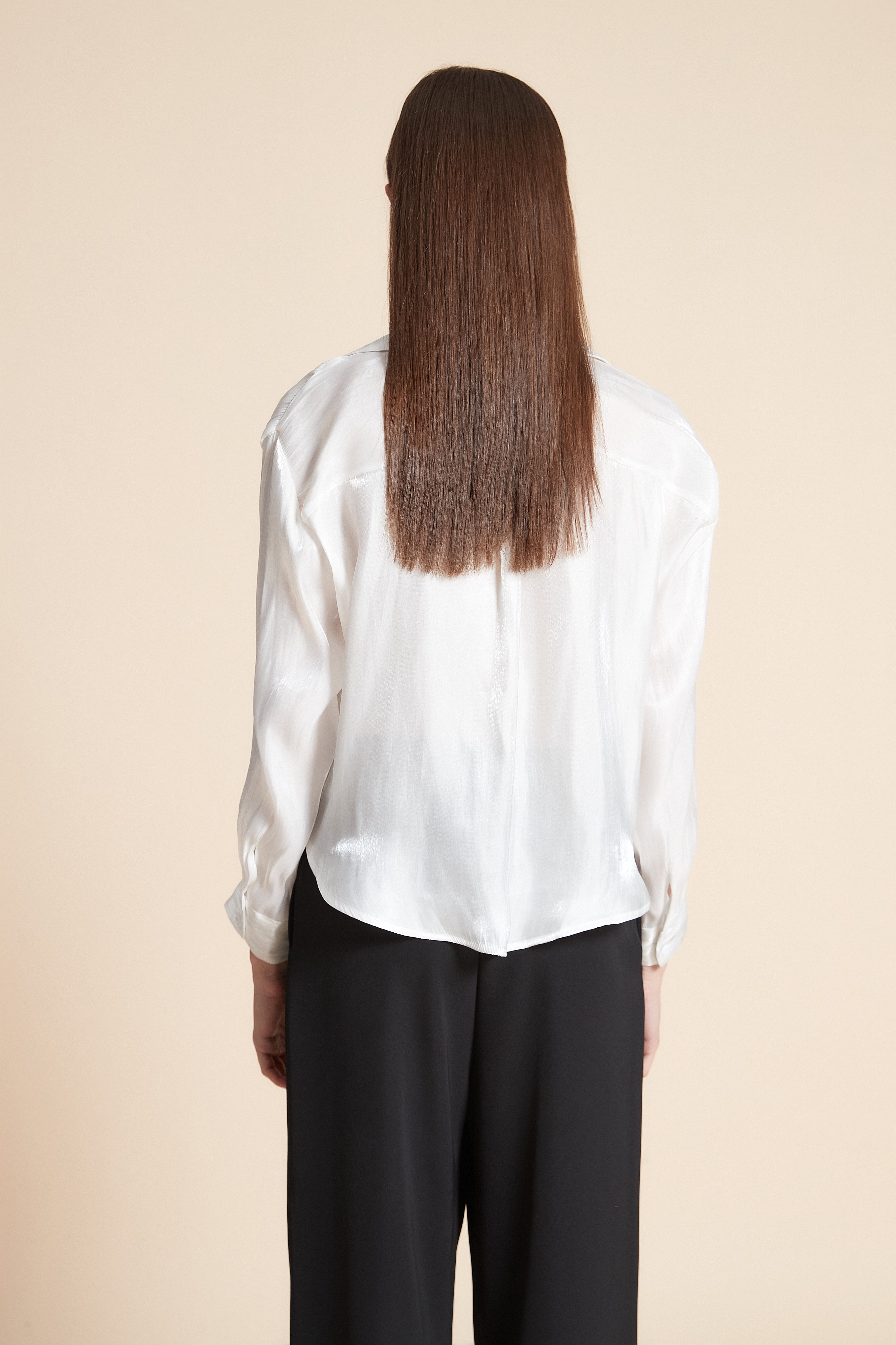 بلوزة قصيرة سادة ستان كم طويل