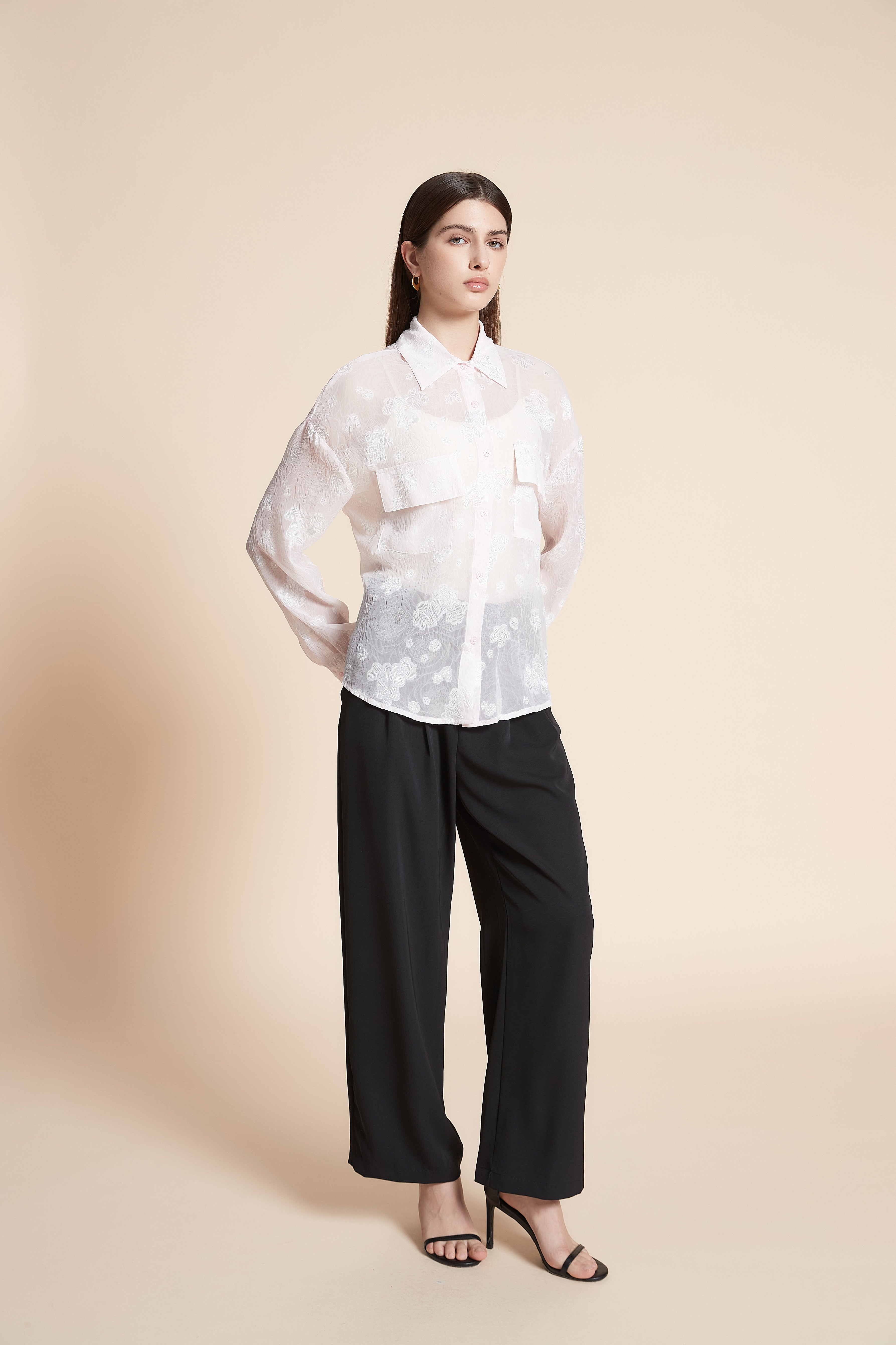 قميص متوسط الطول بكم طويل وجيوب