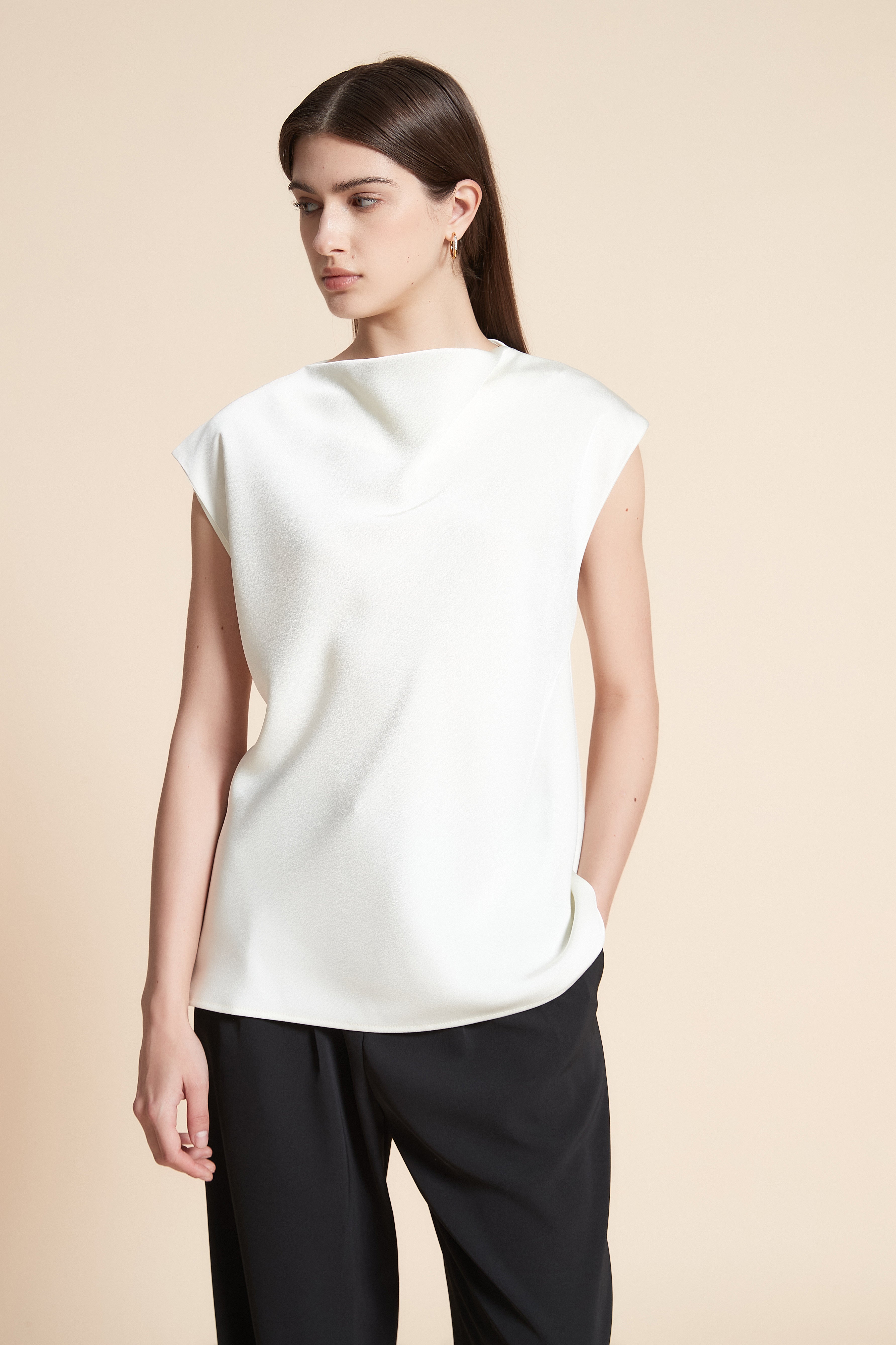 بلوزة سادة أكمام قصيرة