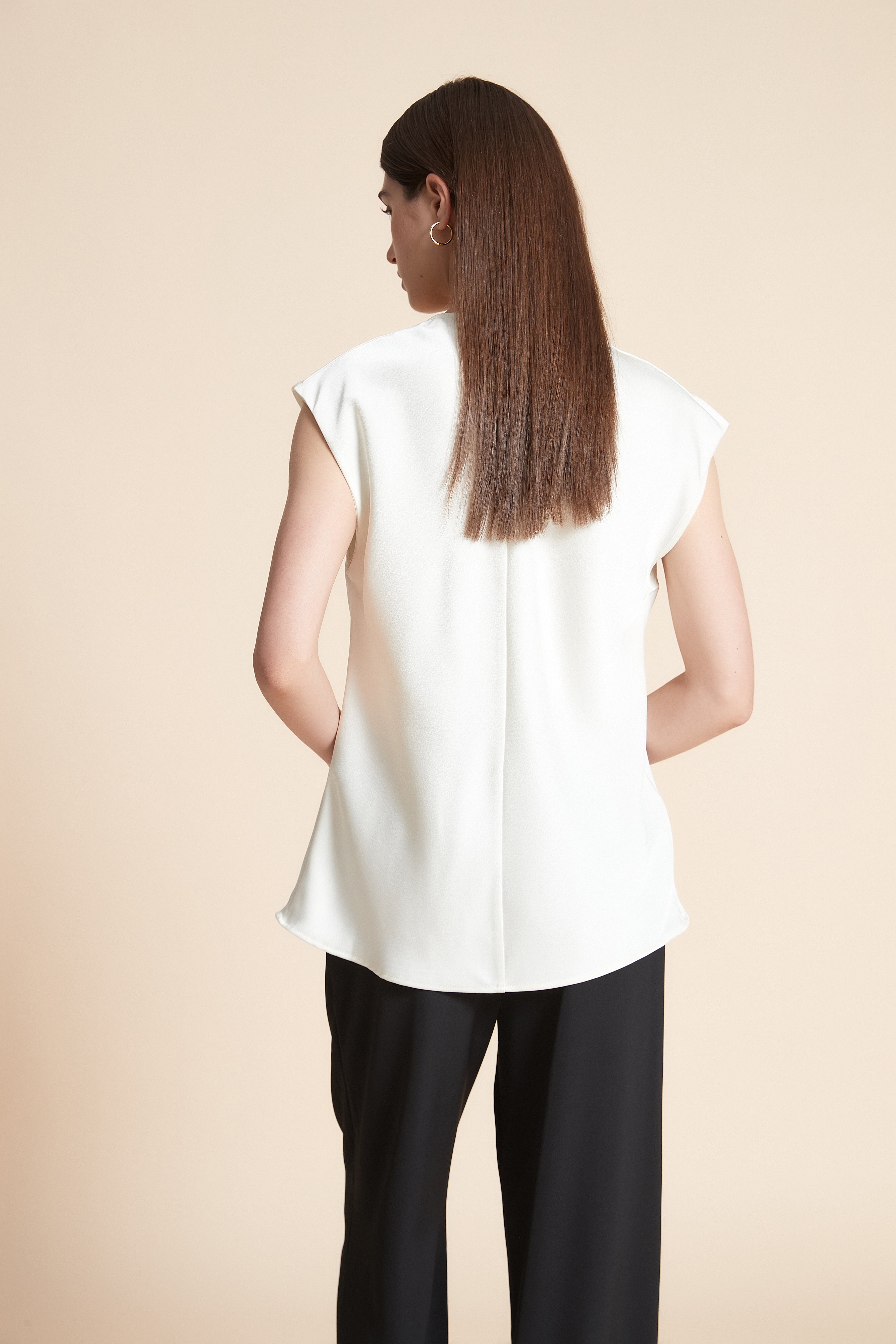 بلوزة سادة أكمام قصيرة