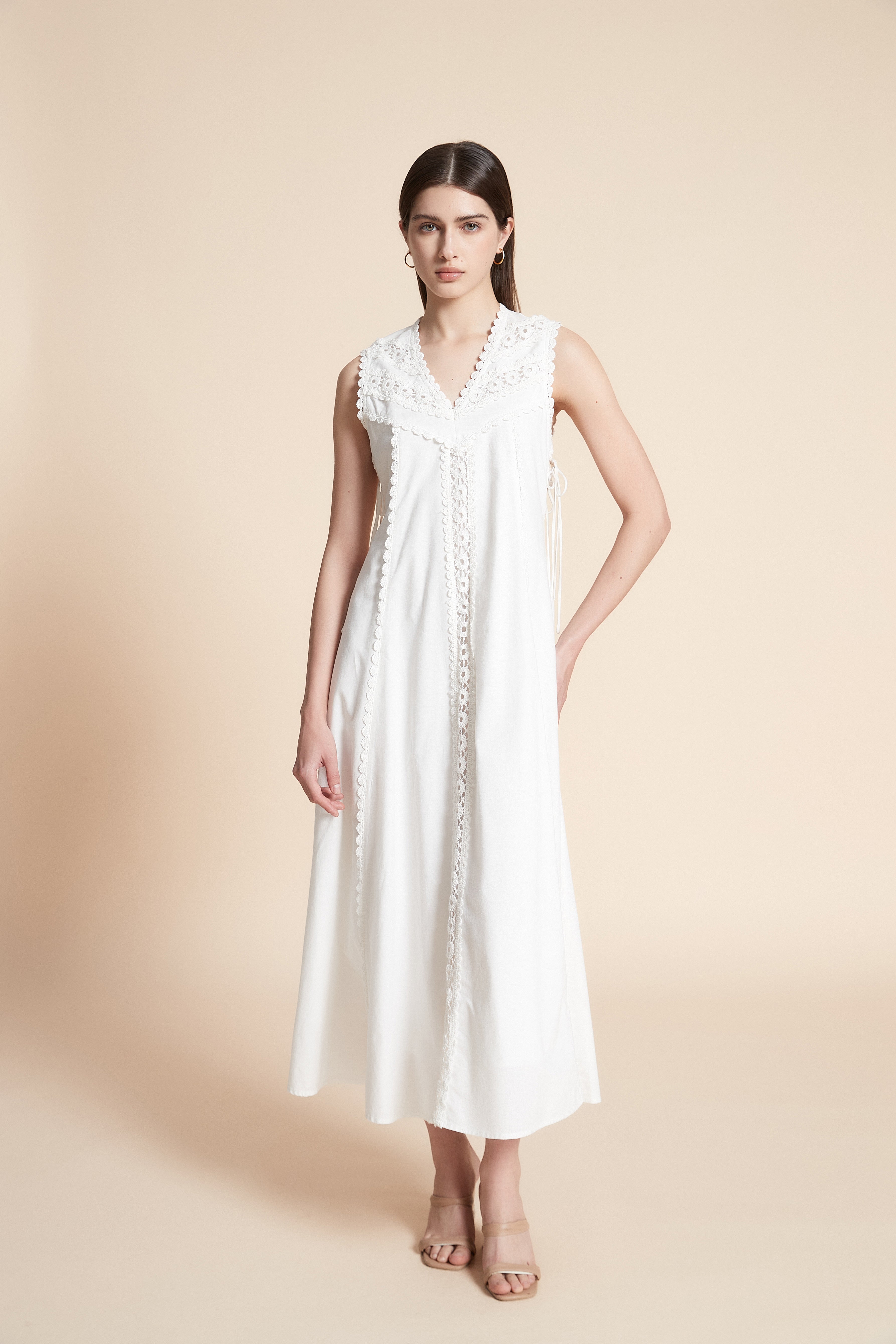 فستان ميدي سادة بدون كم بتفاصيل دانتيل