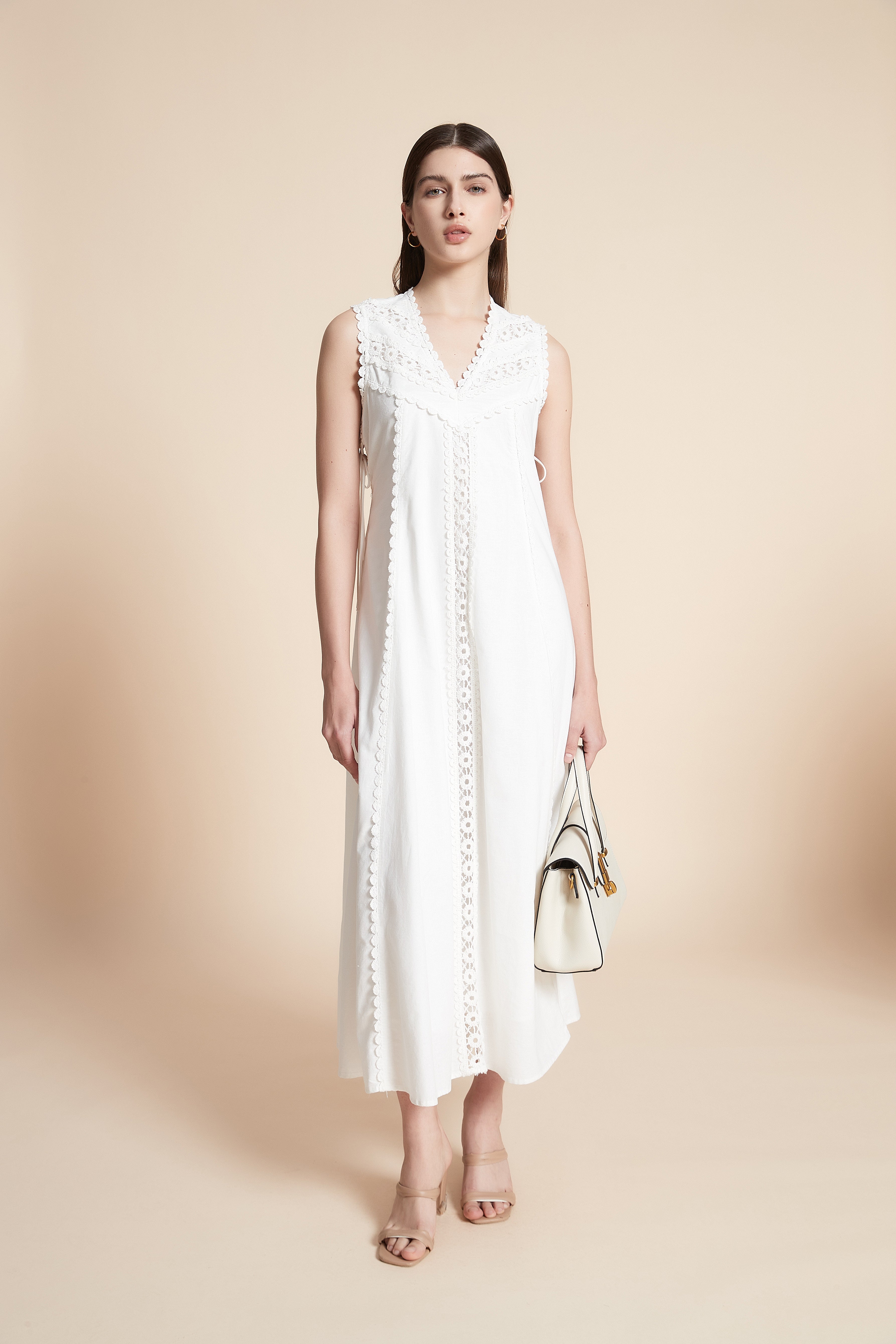 فستان ميدي سادة بدون كم بتفاصيل دانتيل