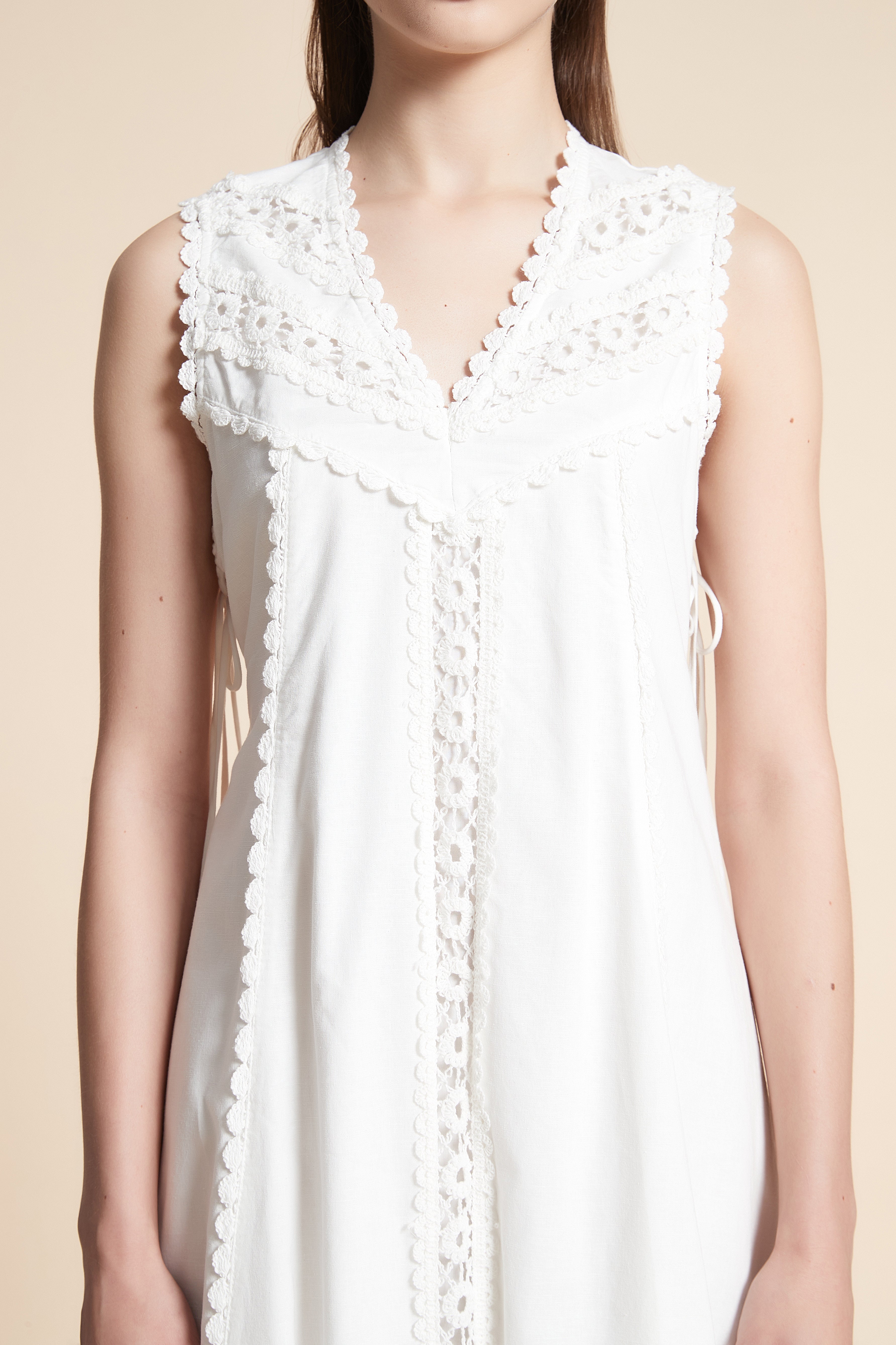 فستان ميدي سادة بدون كم بتفاصيل دانتيل