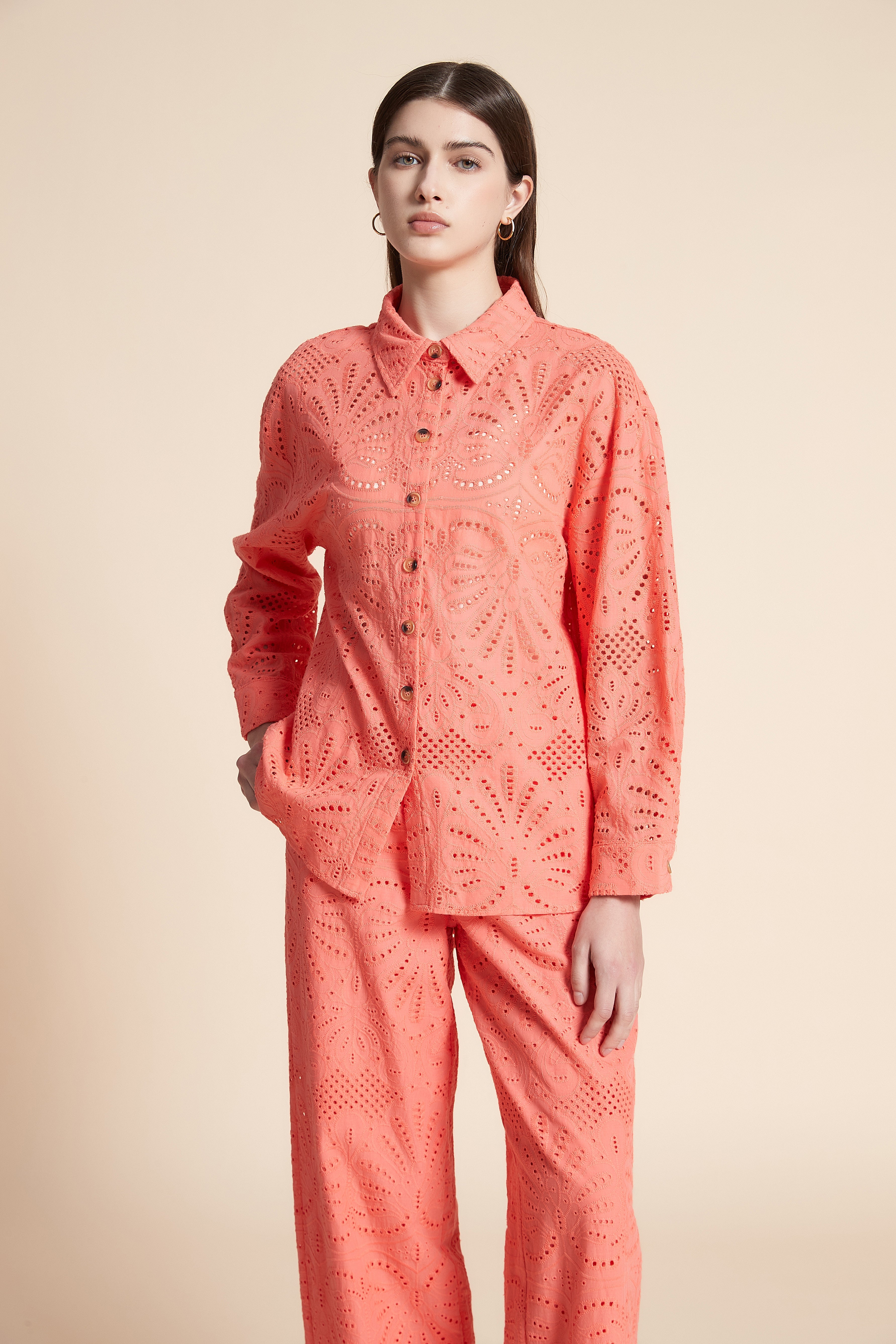 قميص طويل منقوش مخرم كم طويل