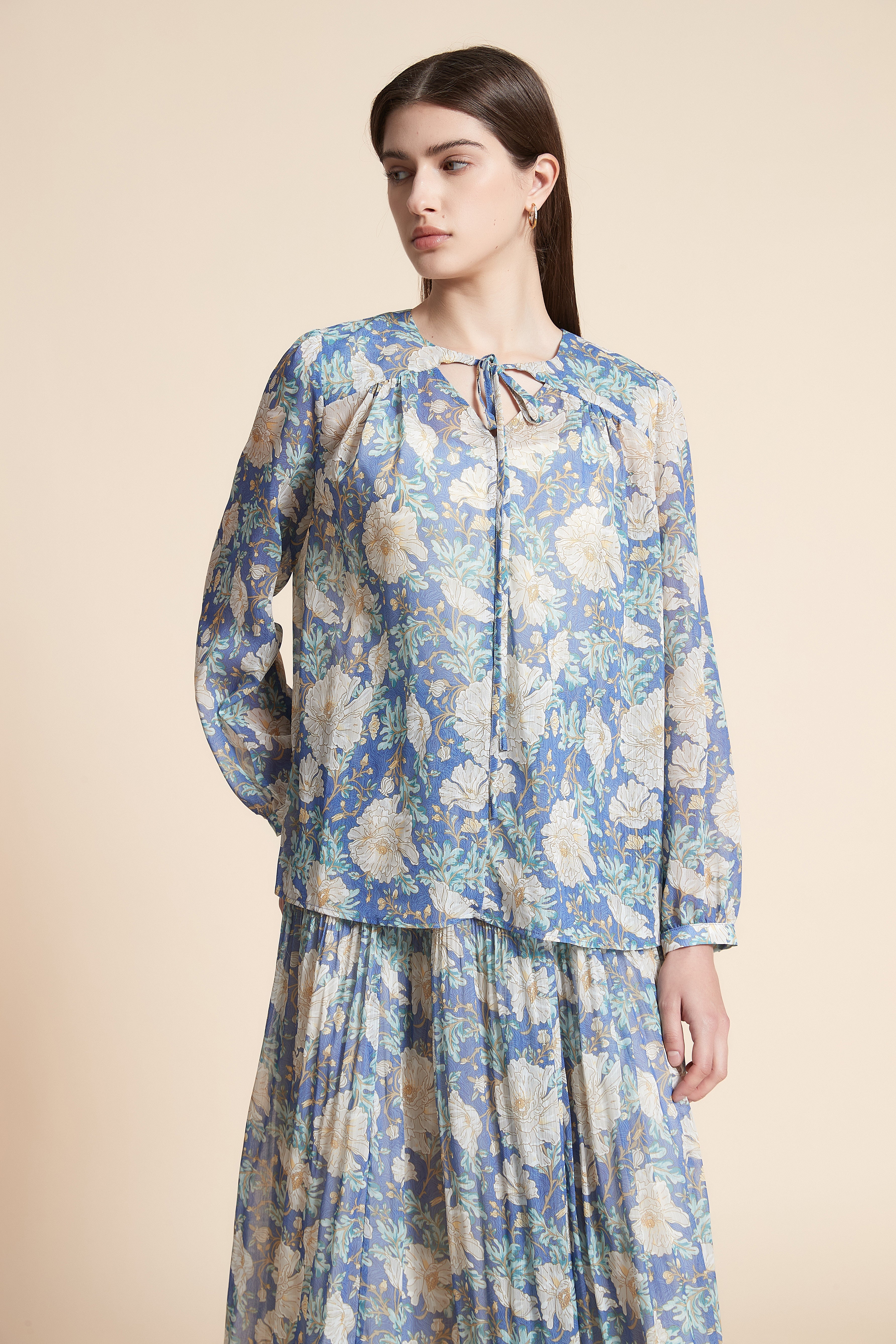 بلوزة بطول الخصر منقوشة كم طويل