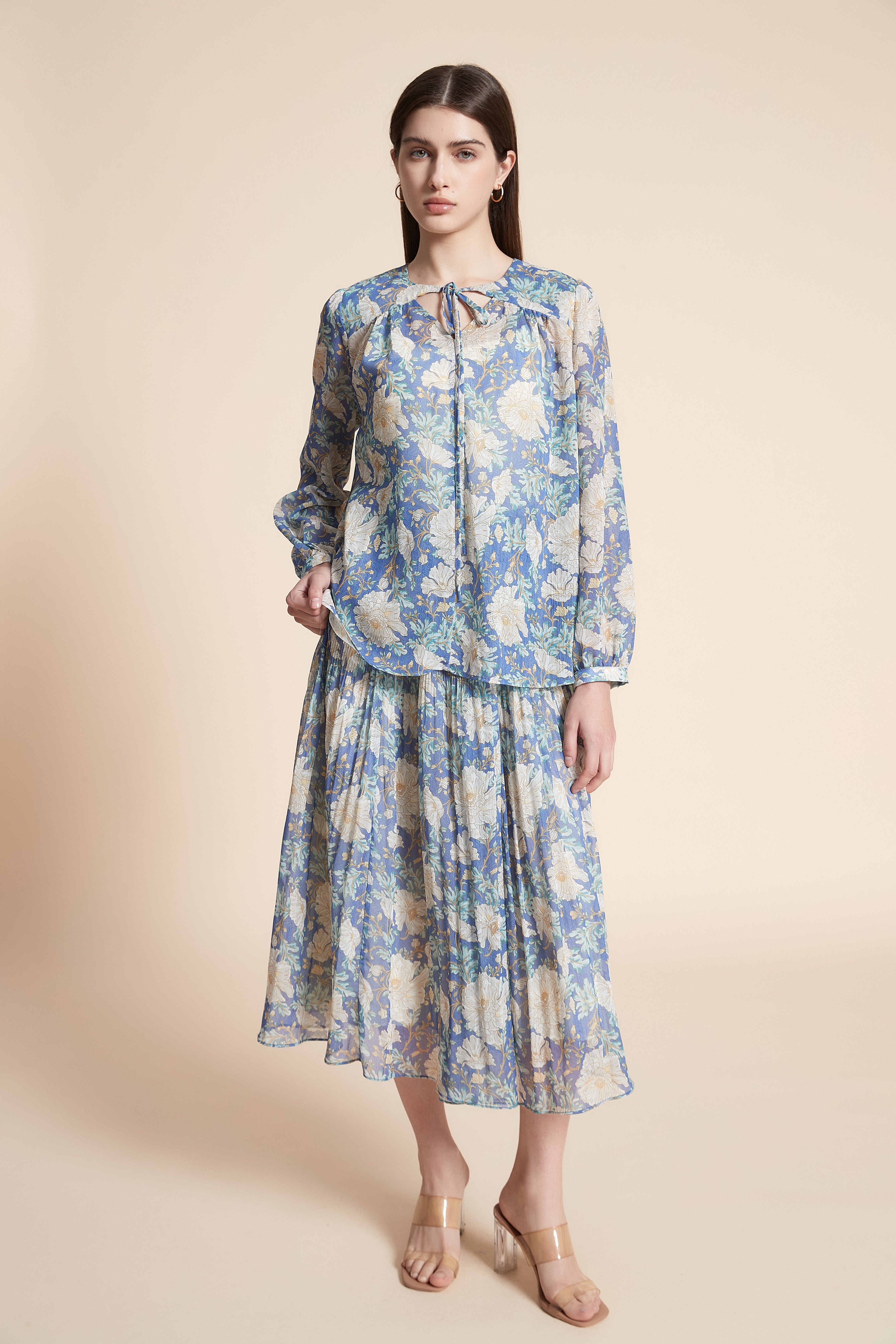 بلوزة بطول الخصر منقوشة كم طويل