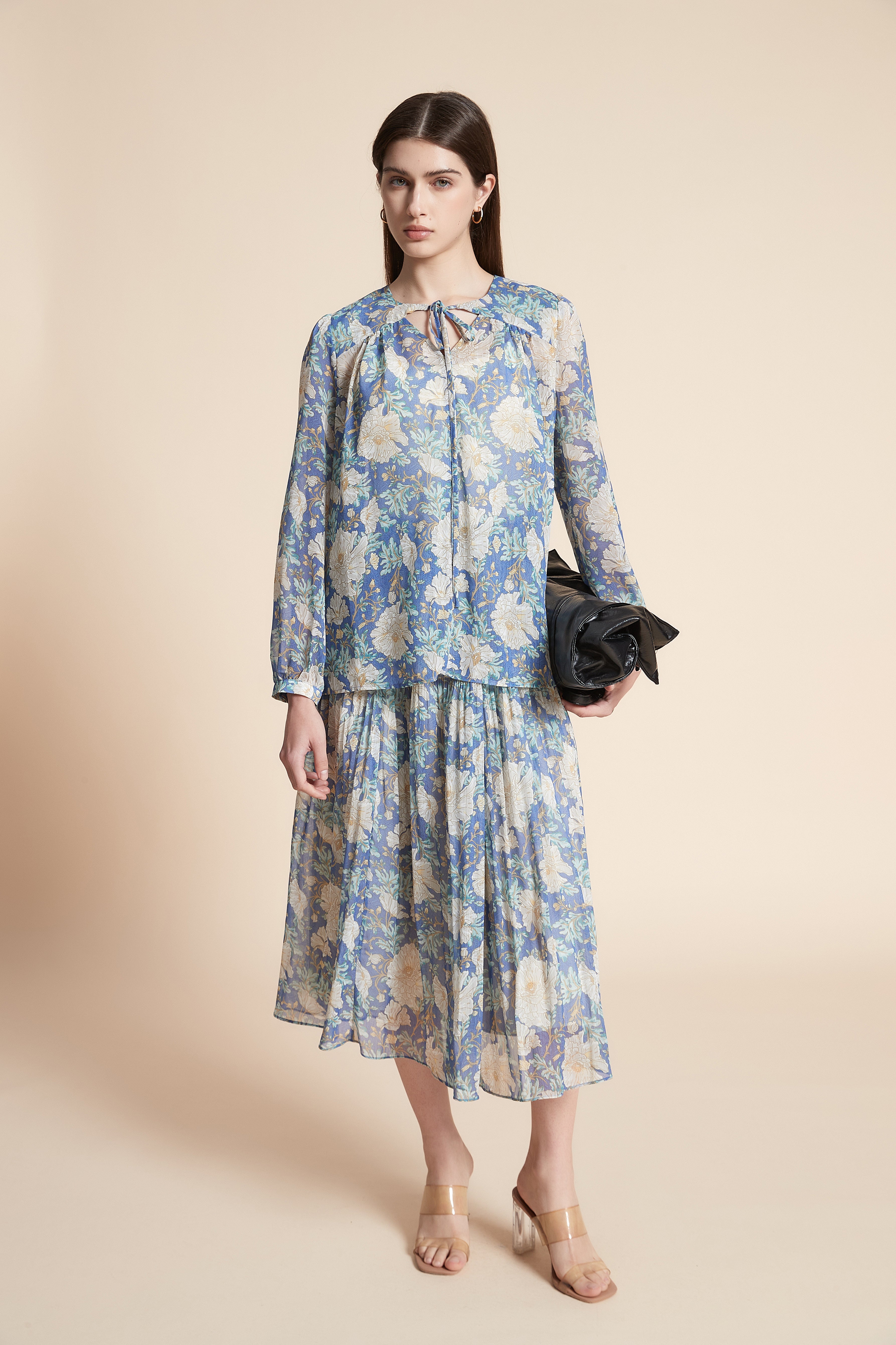 بلوزة بطول الخصر منقوشة كم طويل