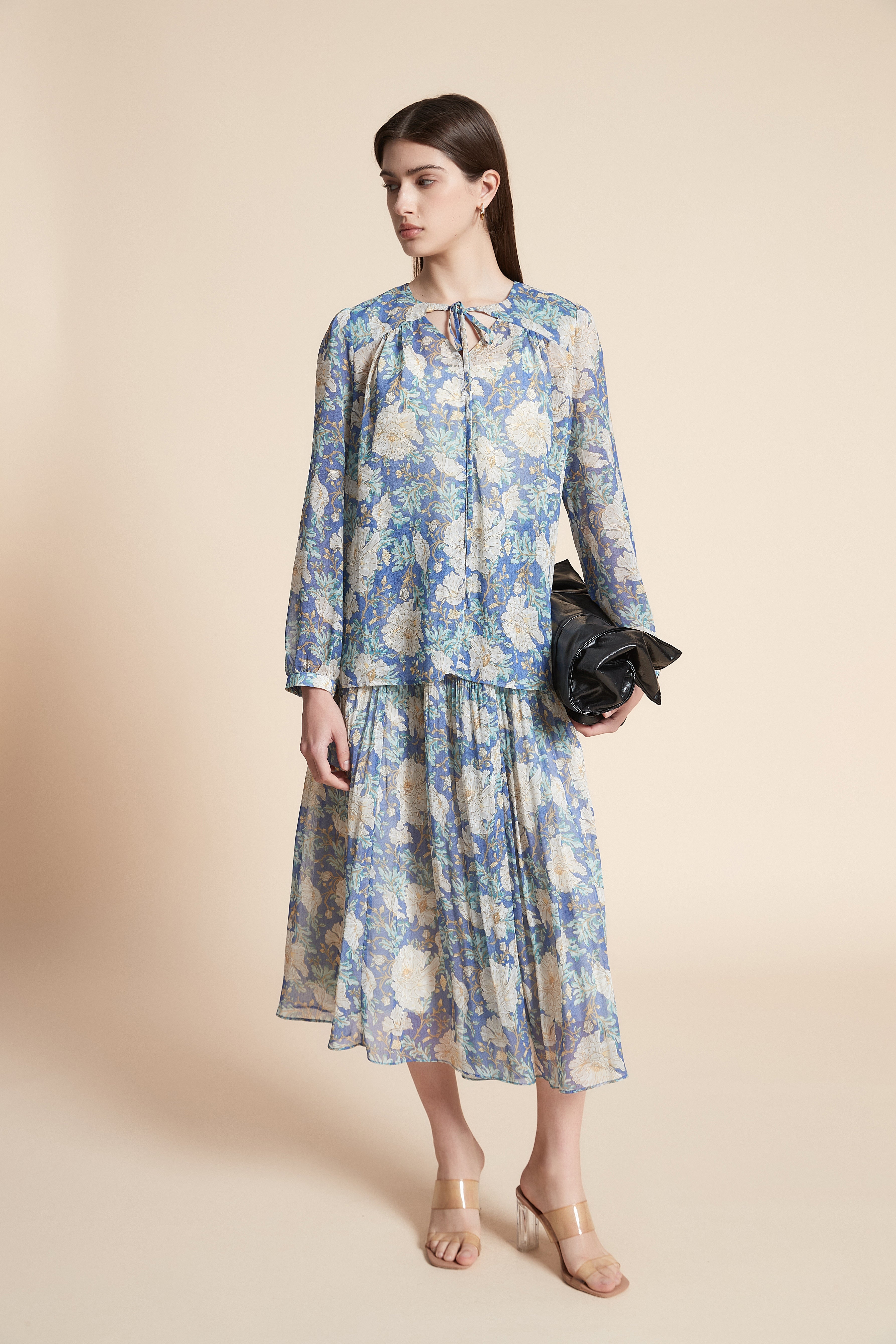 بلوزة بطول الخصر منقوشة كم طويل