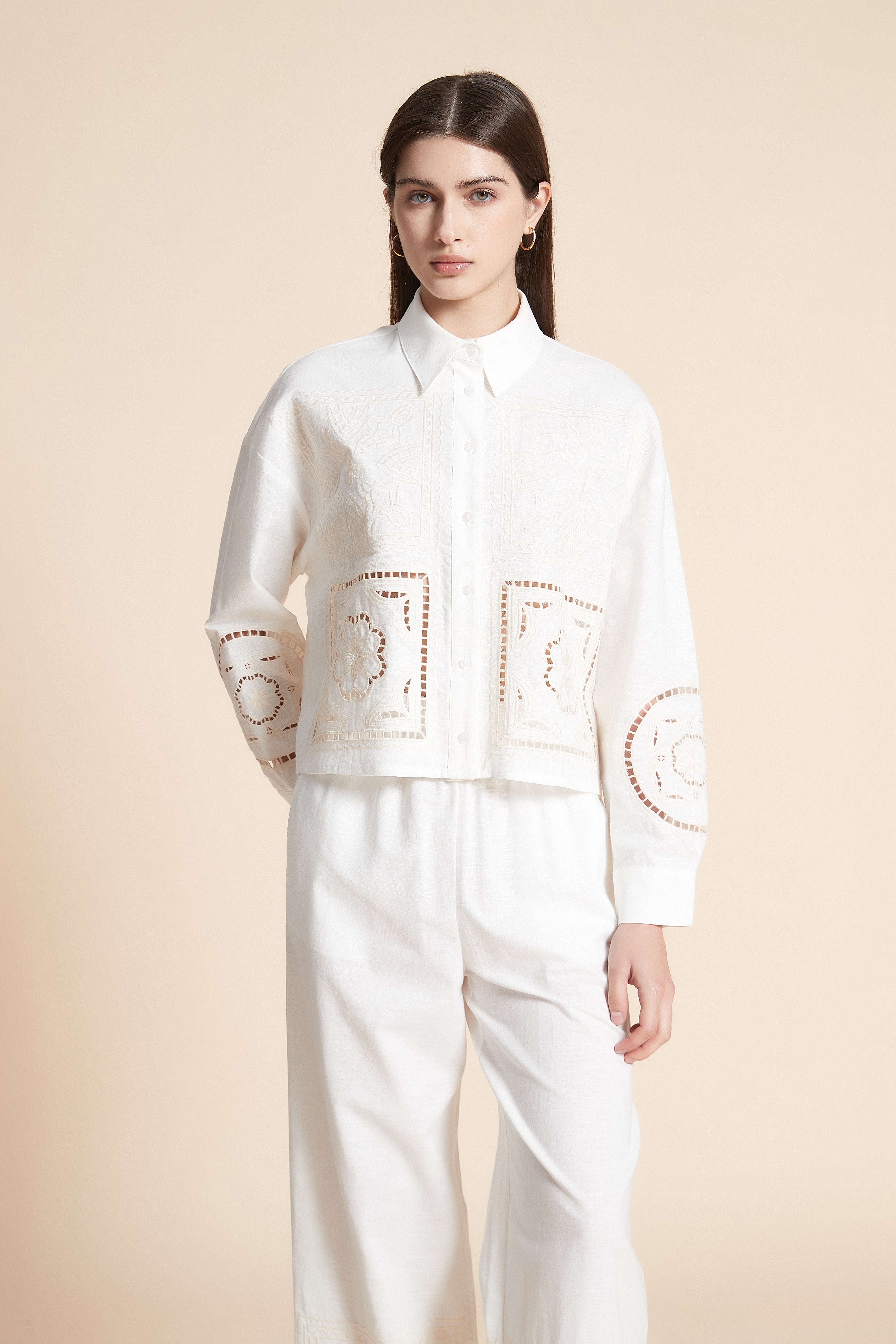 قميص قصير مطرز كم طويل