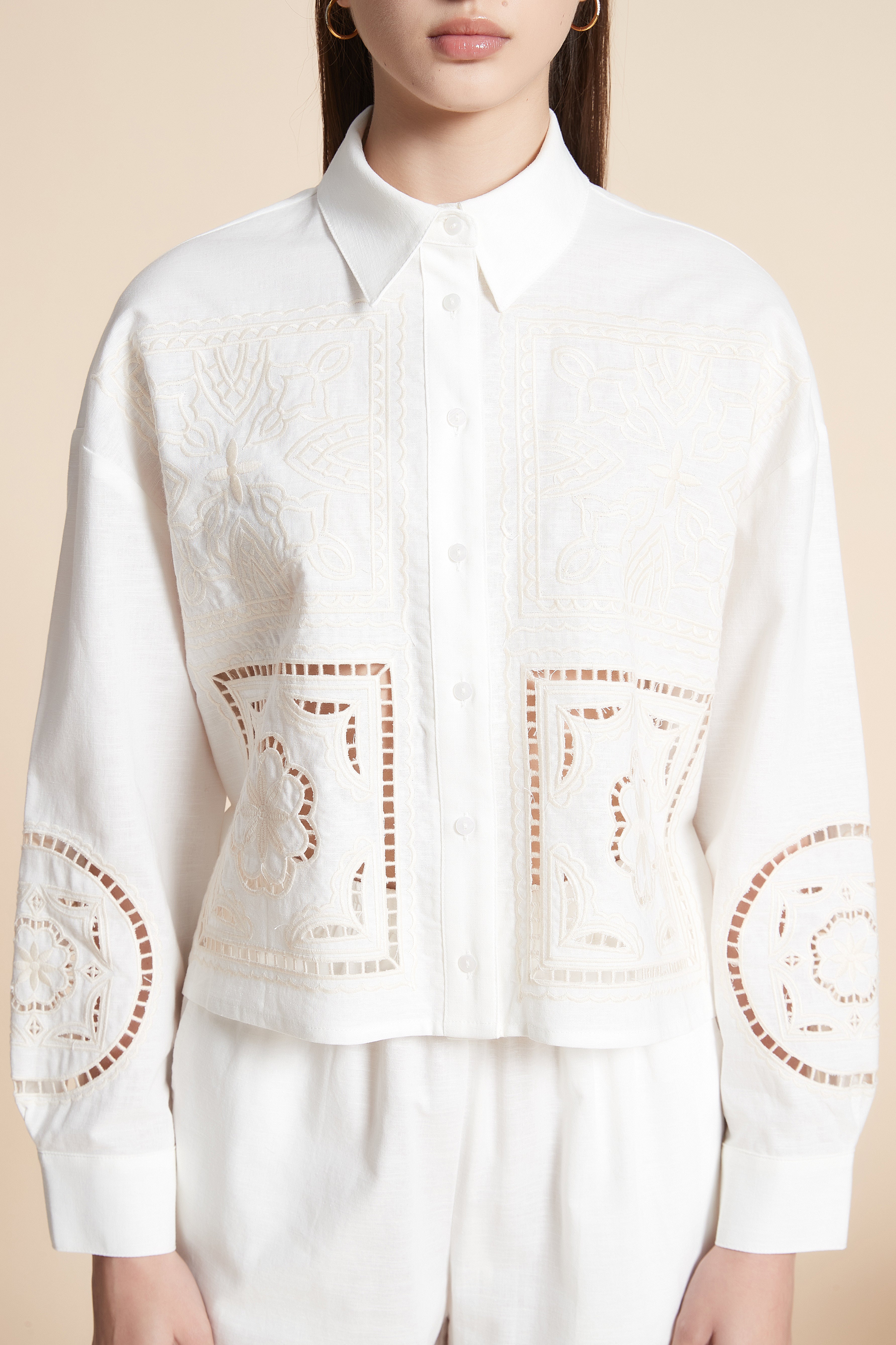 قميص قصير مطرز كم طويل