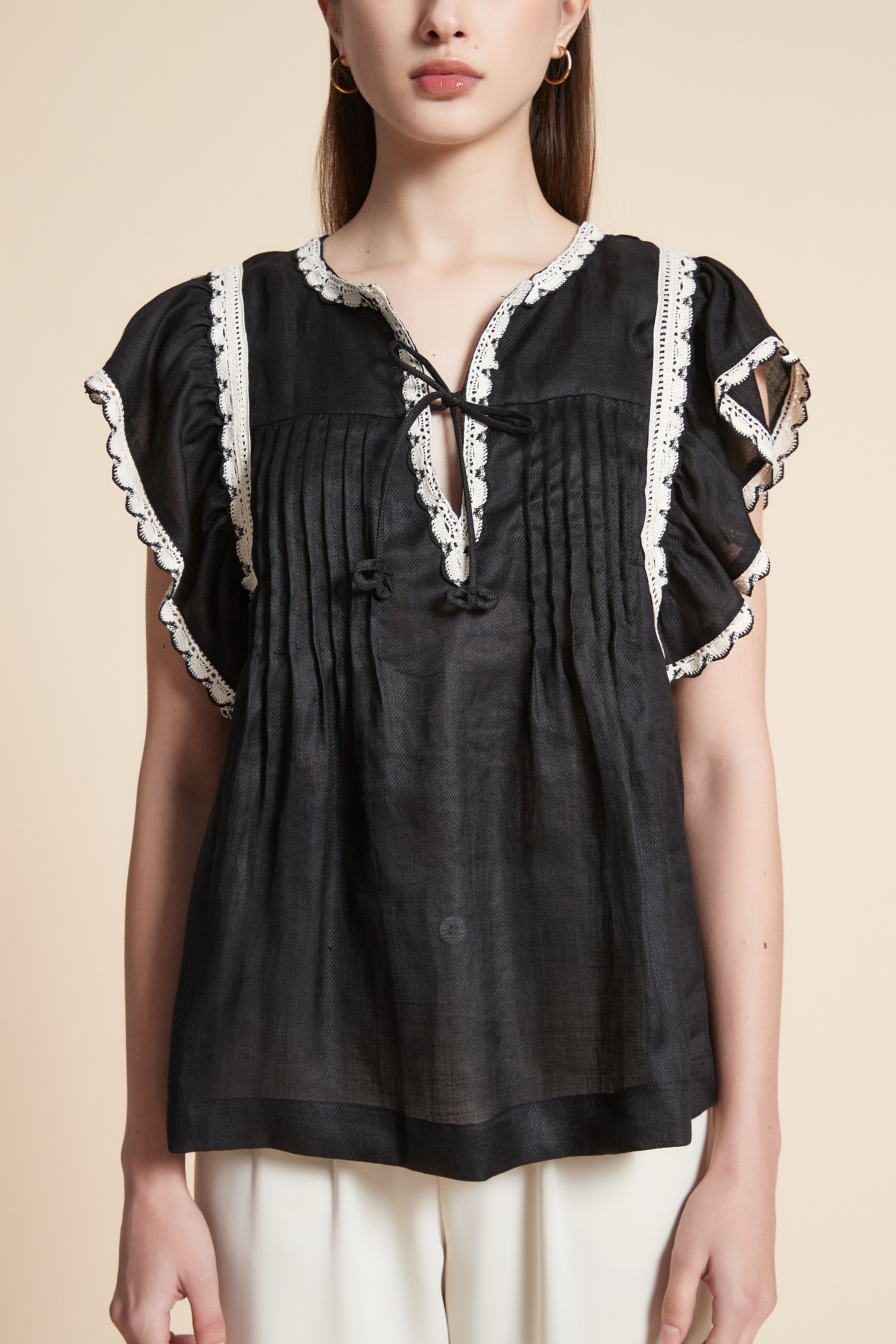 بلوزة بطول الخصر سادة كم قصير