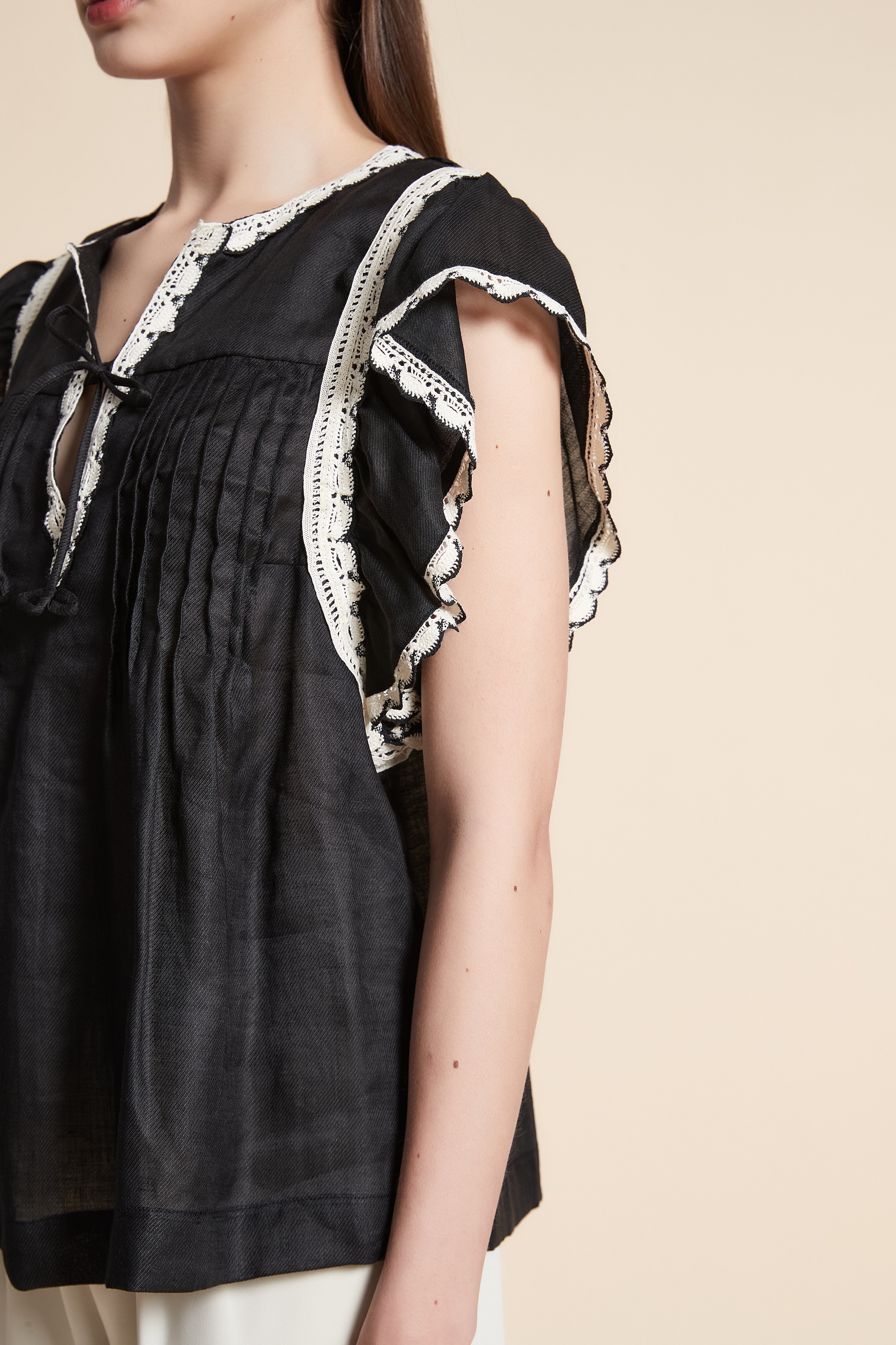 بلوزة بطول الخصر سادة كم قصير