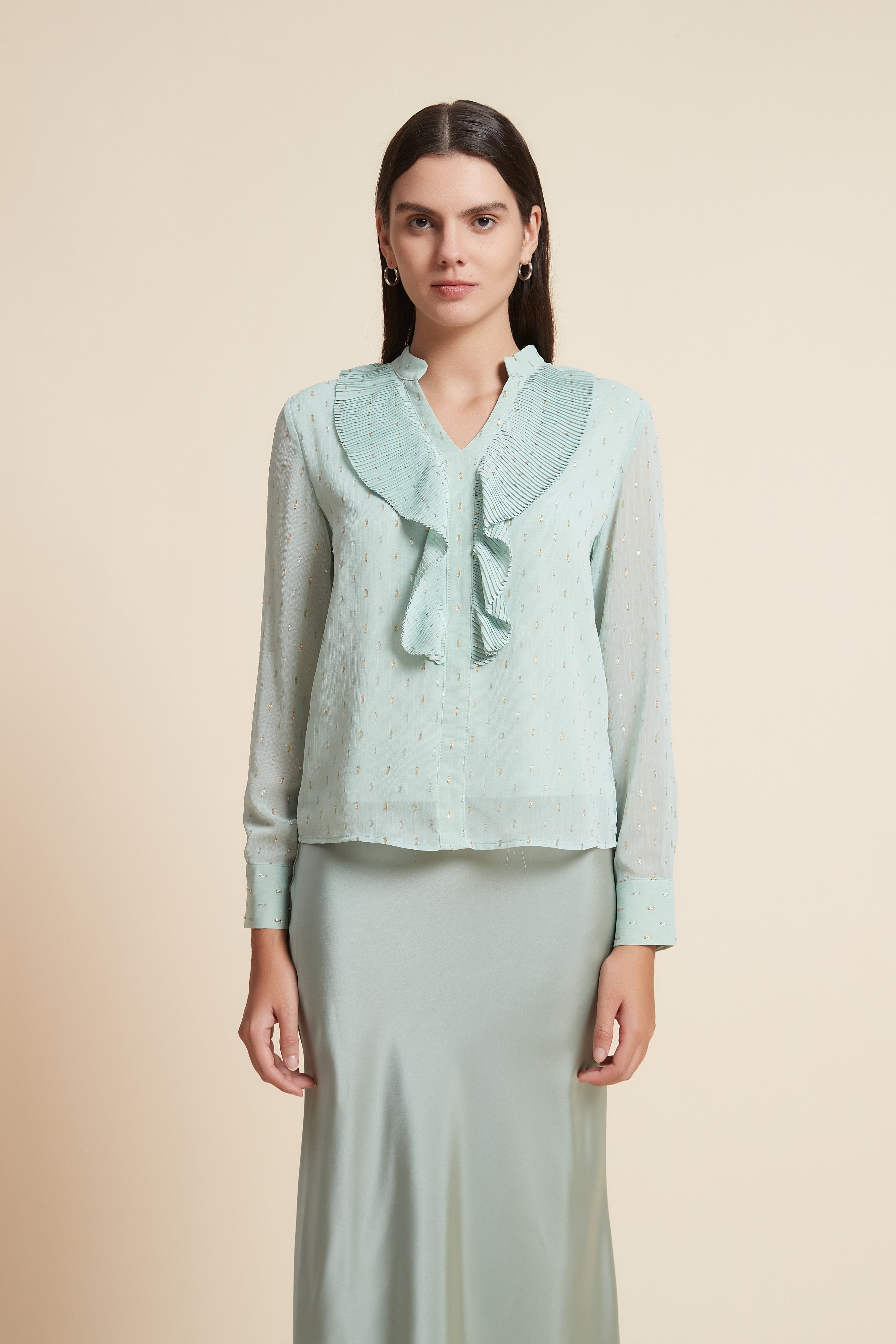 بلوزة بأكمام طويلة وياقة V ونقشة عالصدر