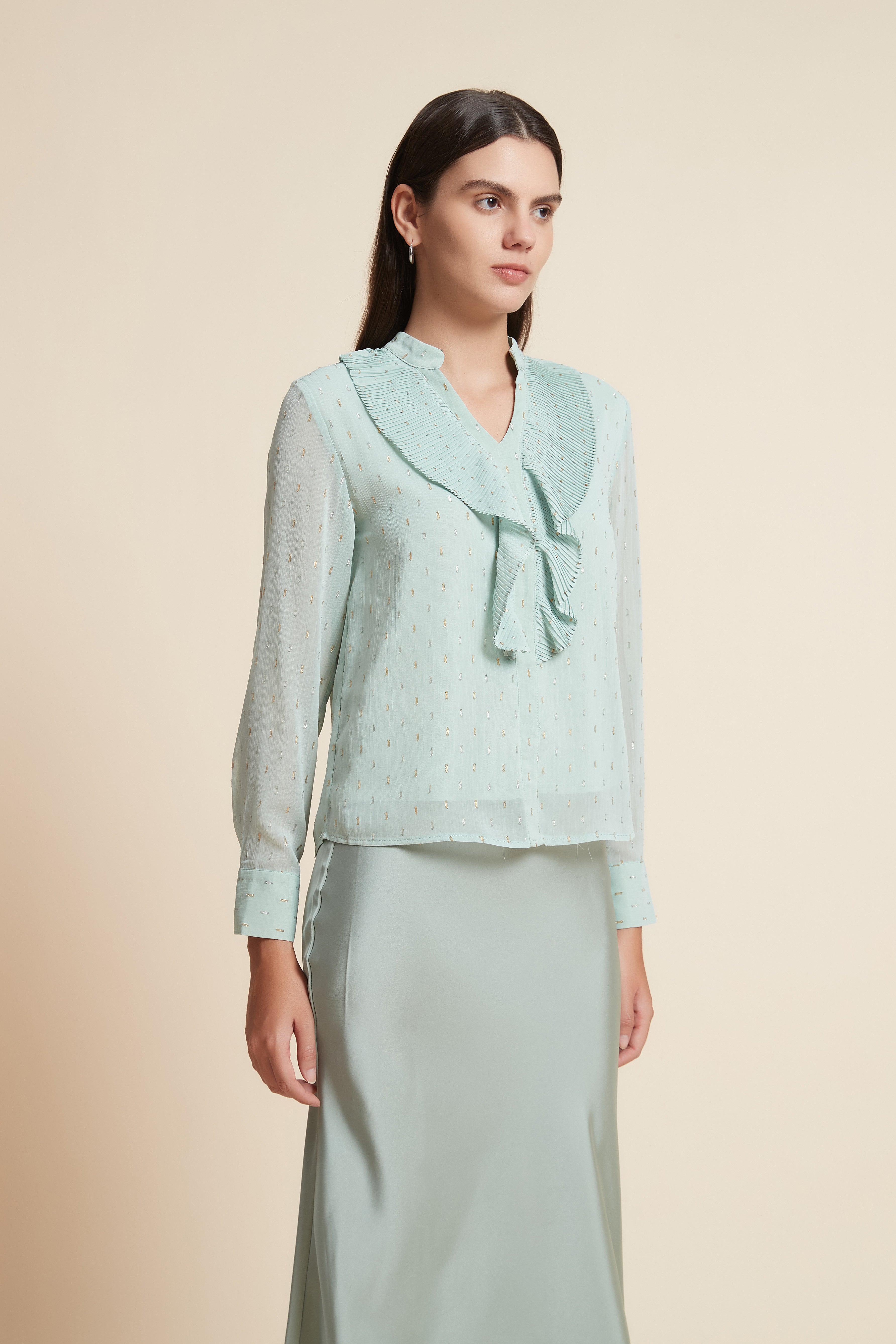 بلوزة بأكمام طويلة وياقة V ونقشة عالصدر