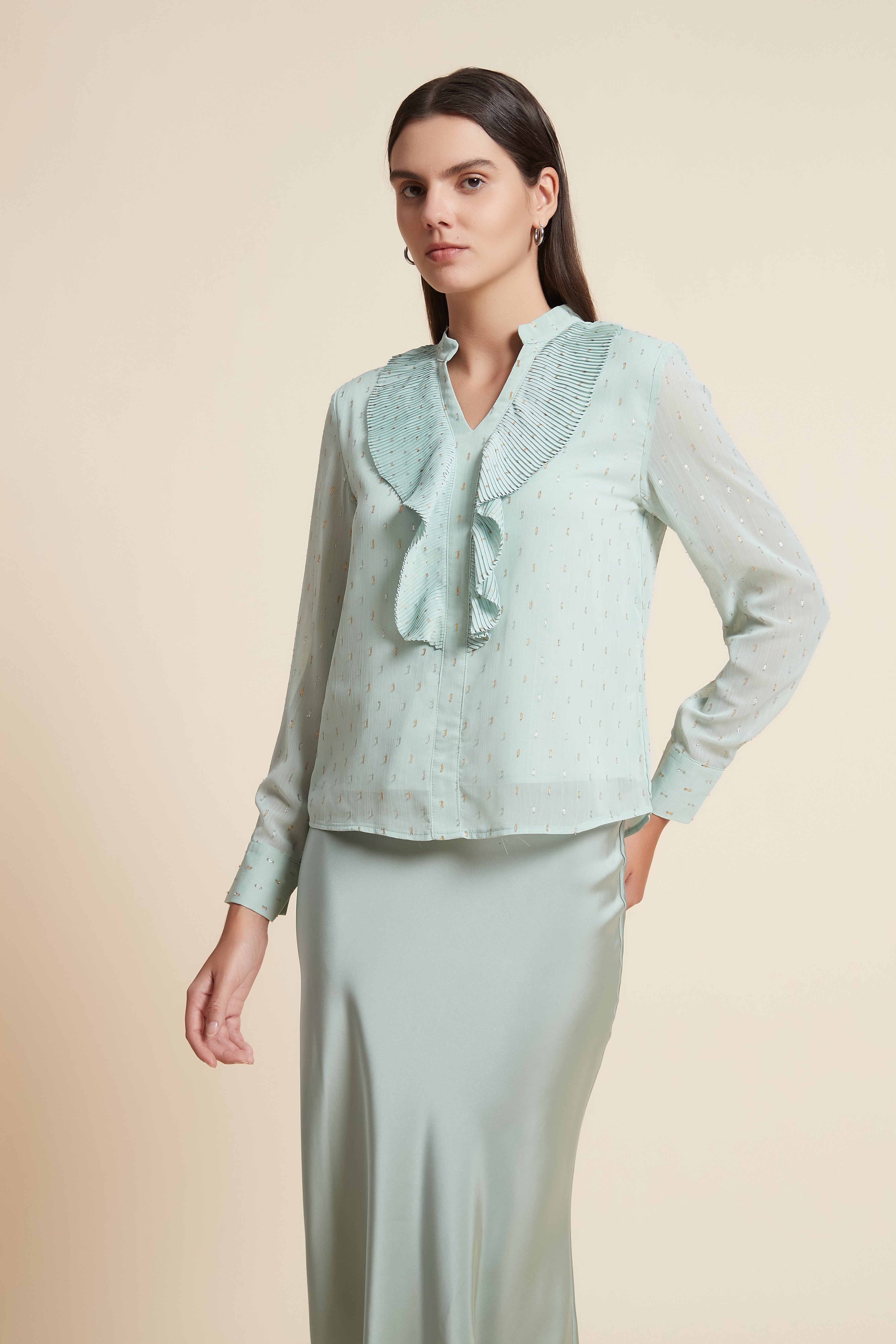 بلوزة بأكمام طويلة وياقة V ونقشة عالصدر