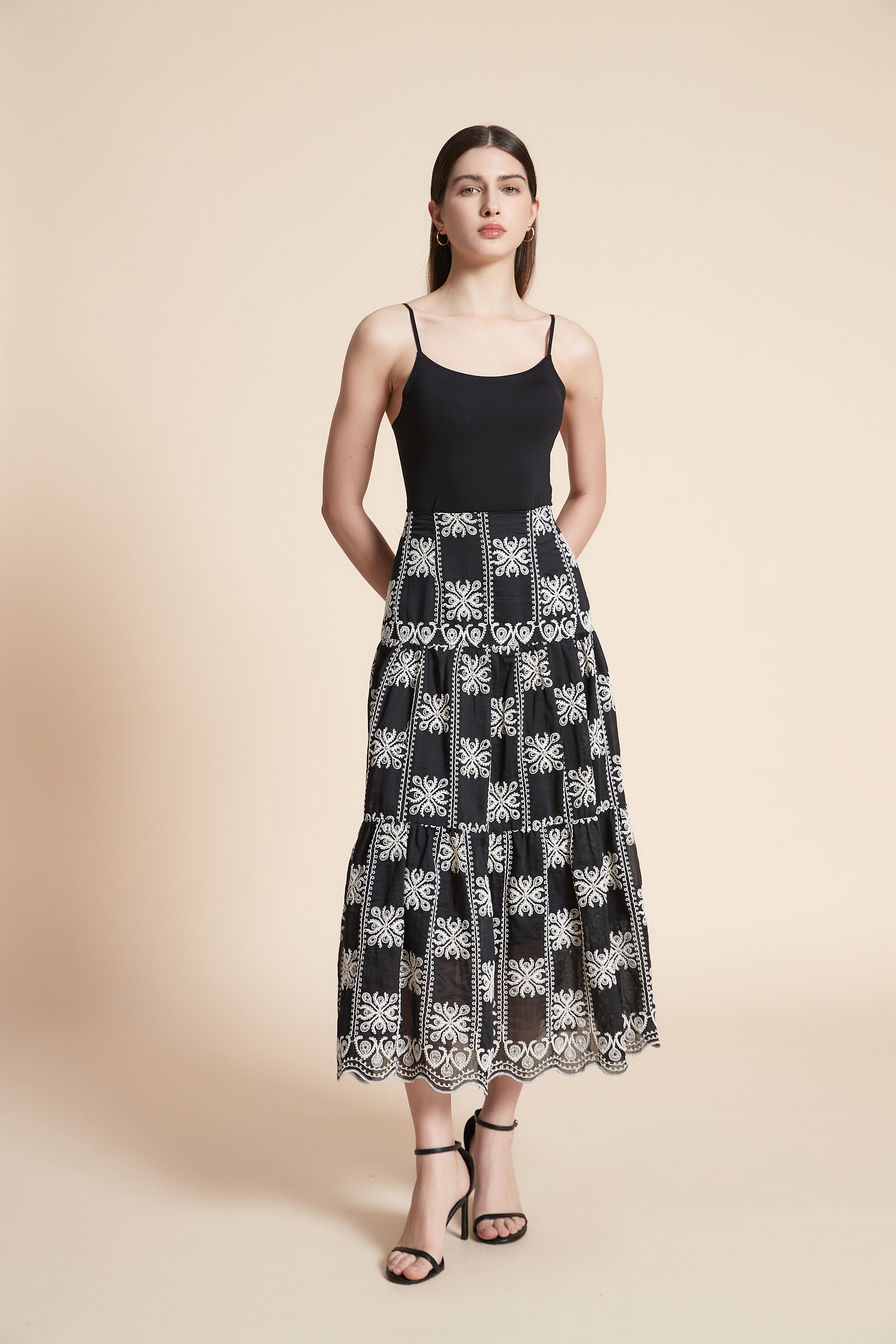 تنورة ميدي منقوشة واسعة من الاسفل