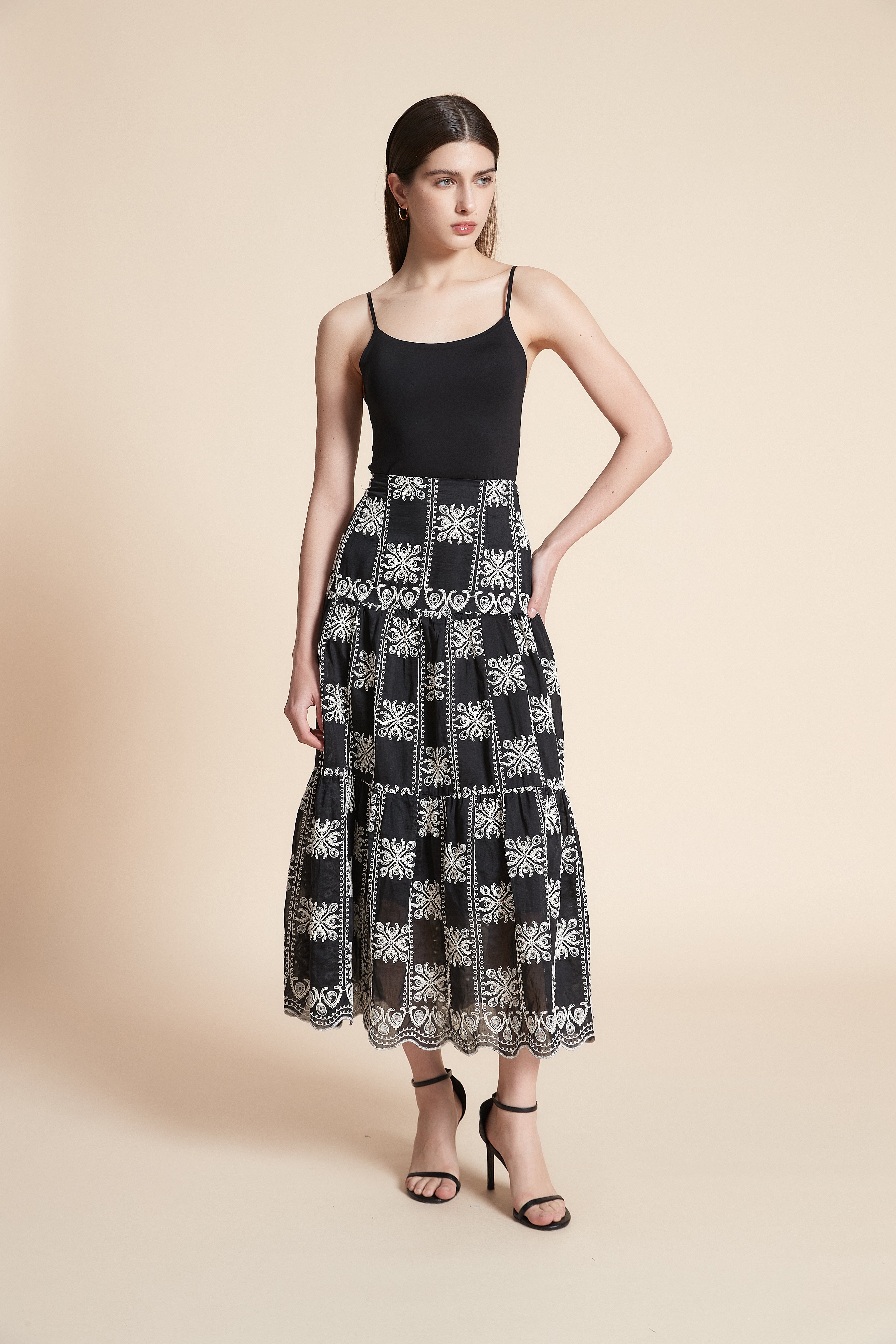 تنورة ميدي منقوشة واسعة من الاسفل