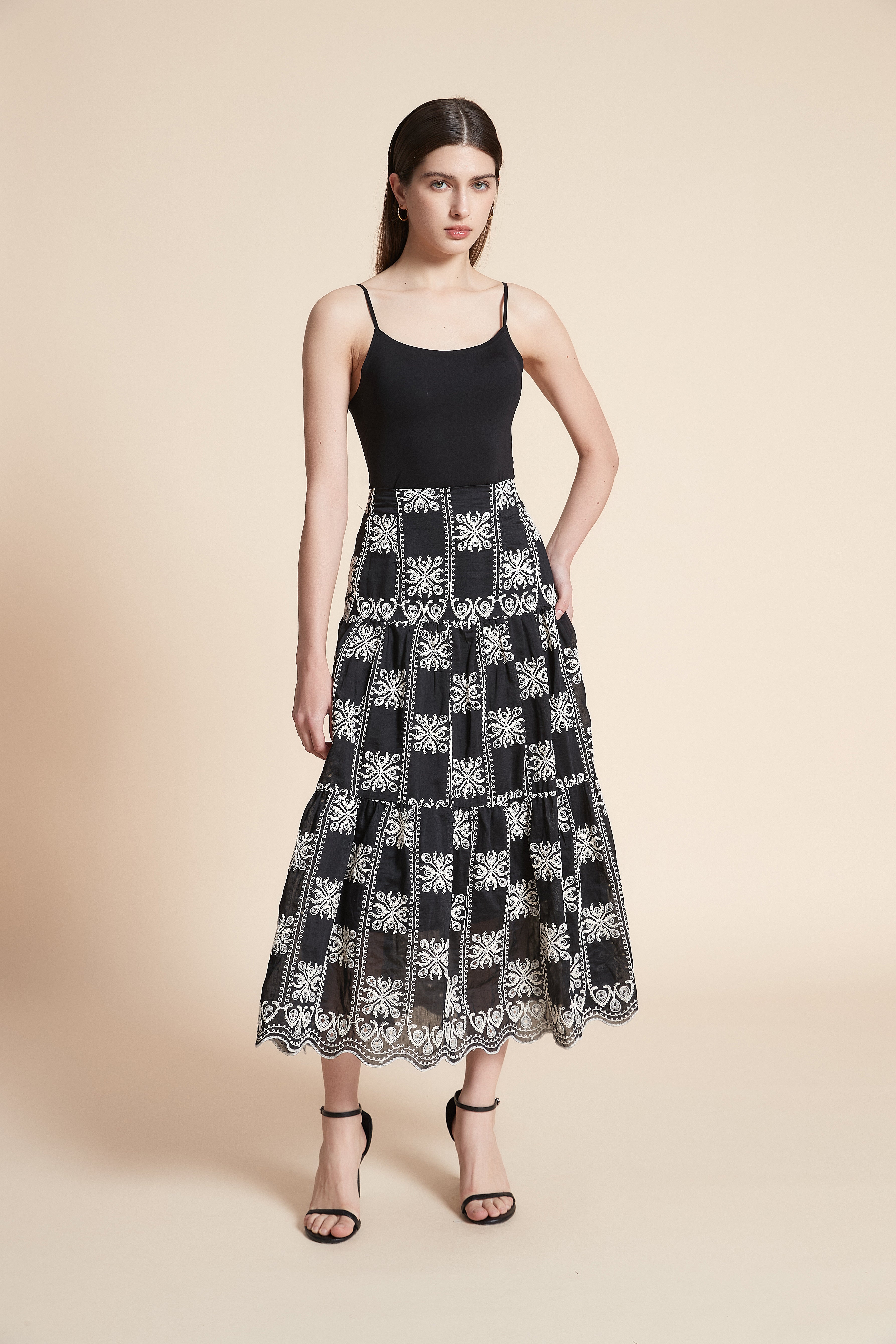 تنورة ميدي منقوشة واسعة من الاسفل