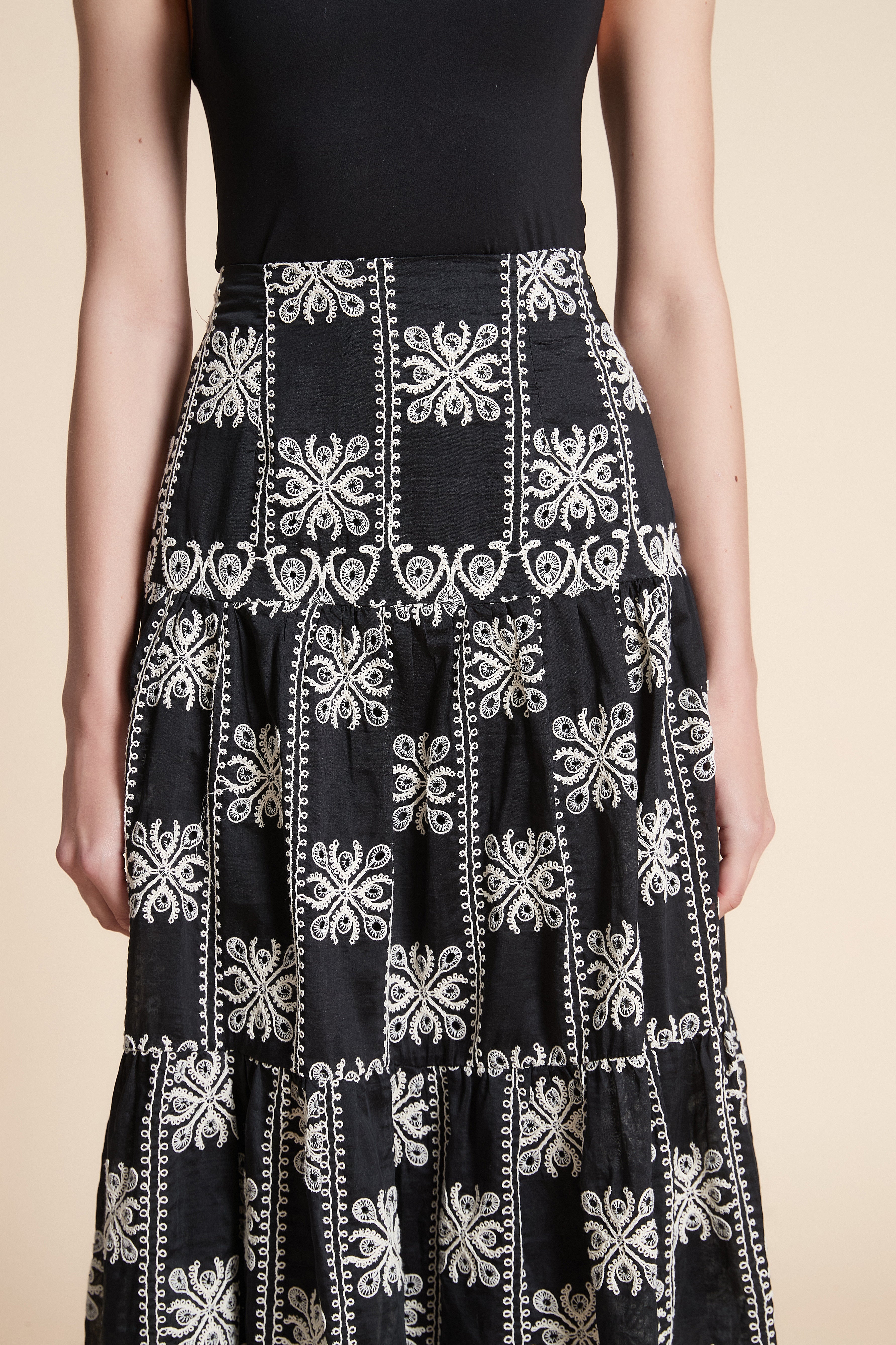 تنورة ميدي منقوشة واسعة من الاسفل