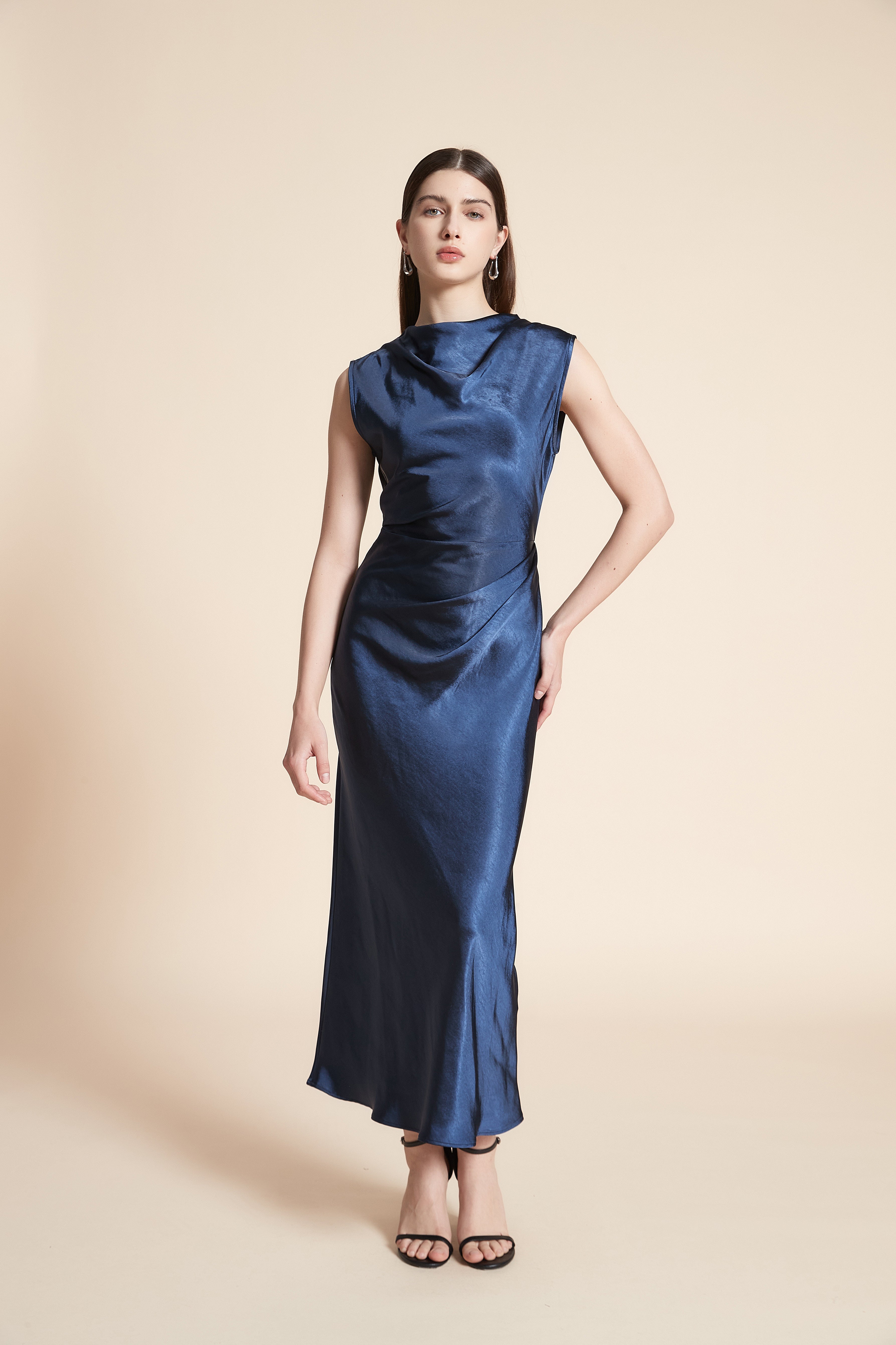 فستان ماكسي سادة لامع بدون اكمام