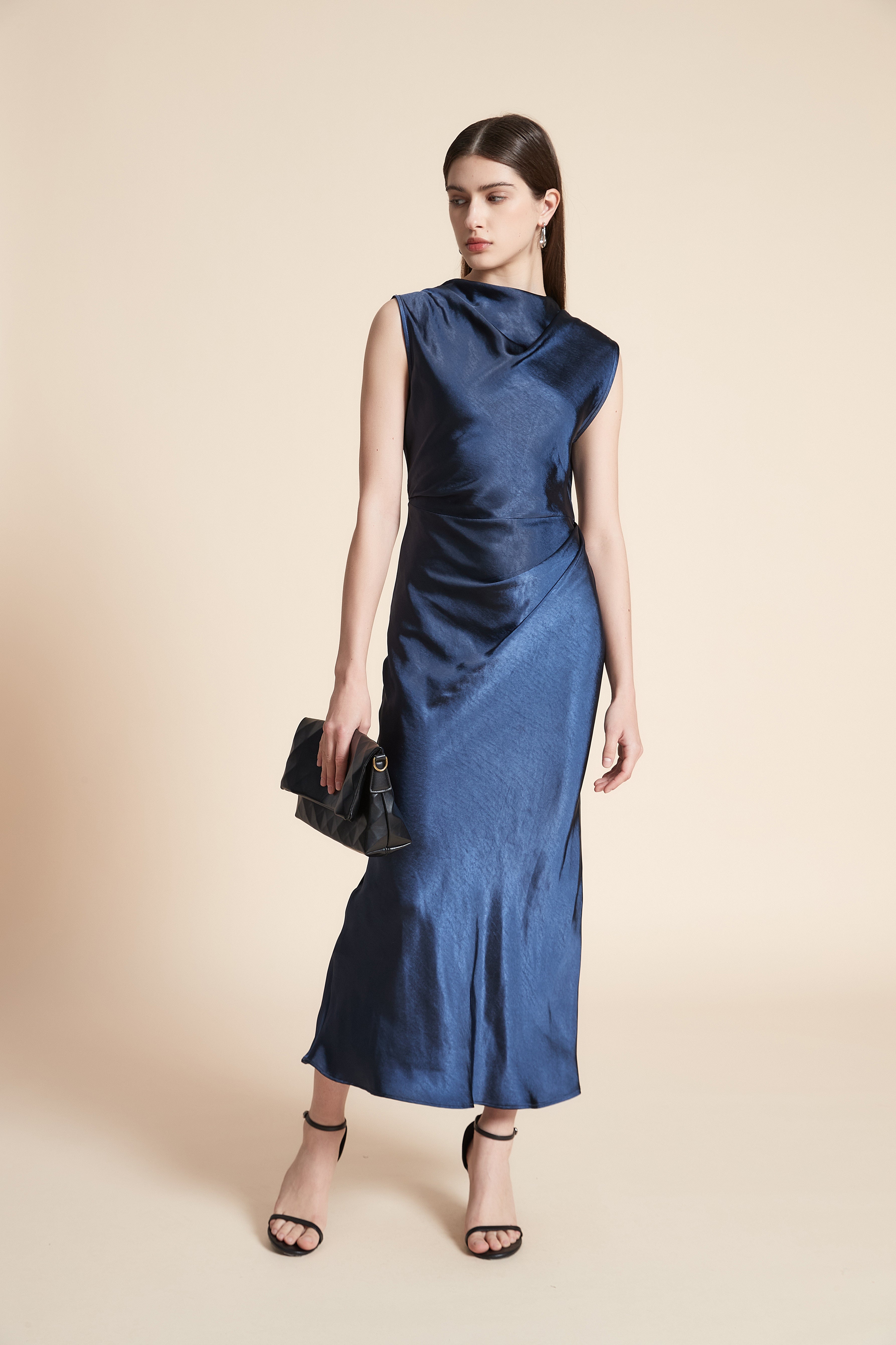 فستان ماكسي سادة لامع بدون اكمام