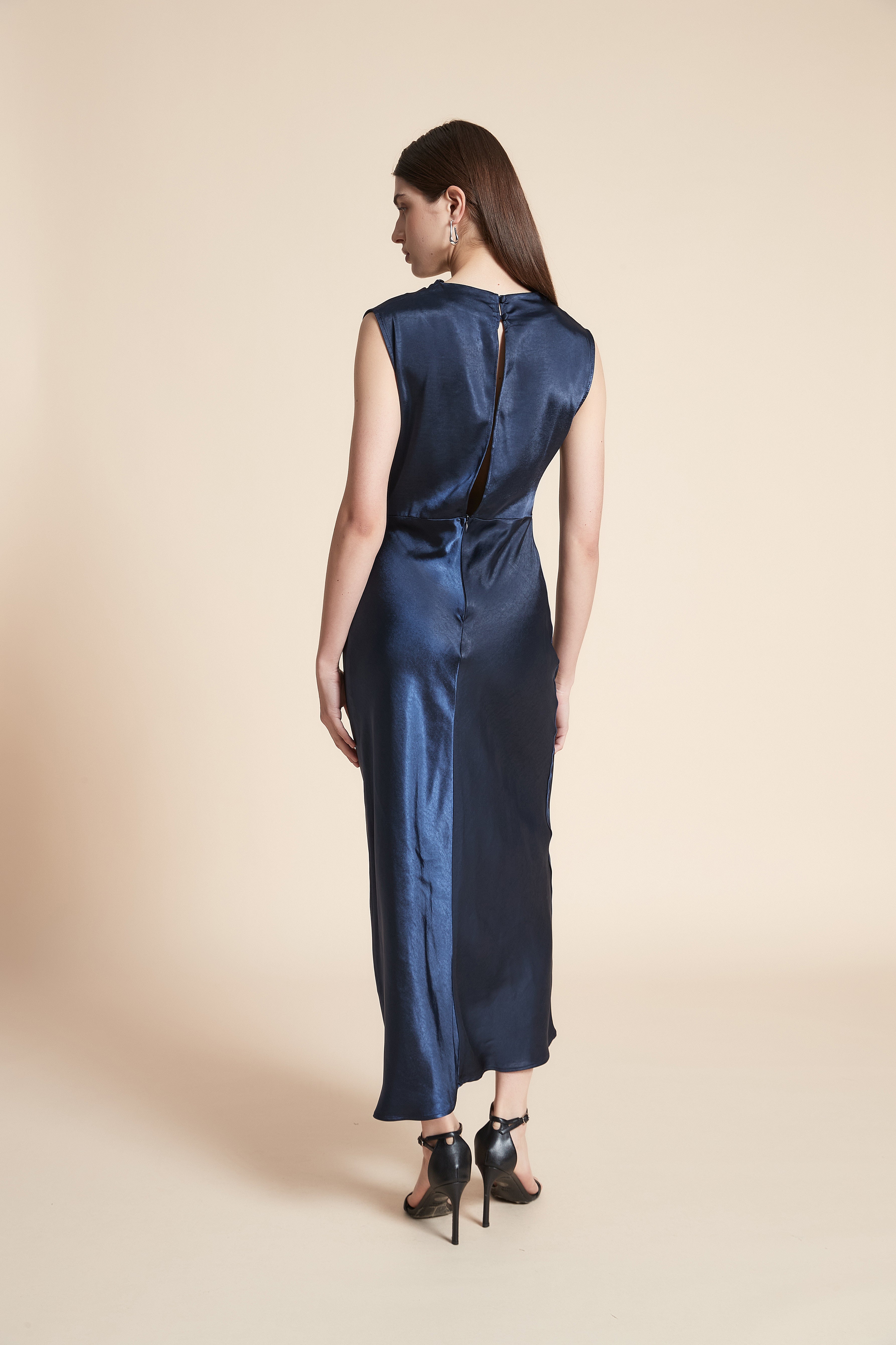 فستان ماكسي سادة لامع بدون اكمام