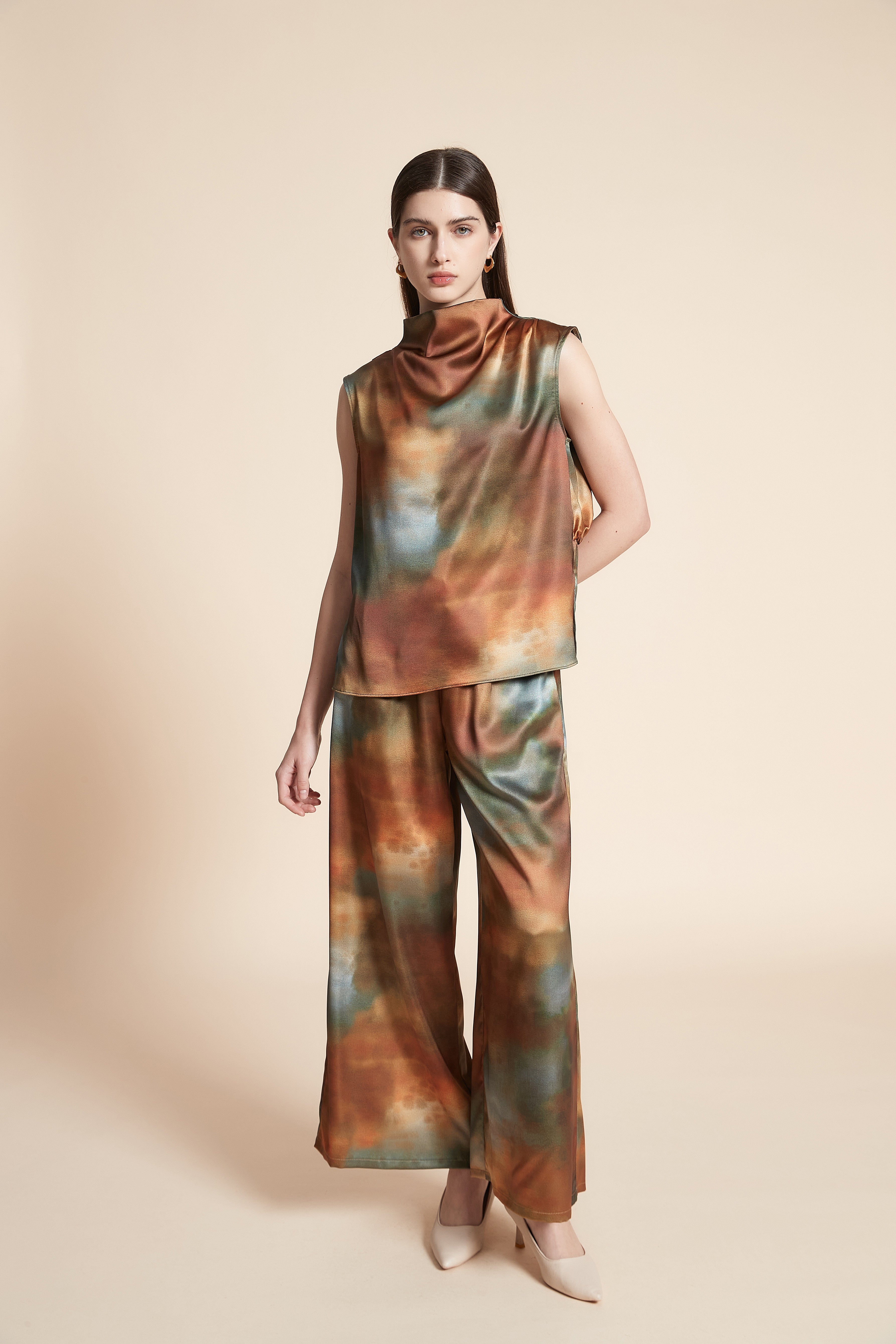 بلوزة متوسطة الطول منقوشة بدون اكمام