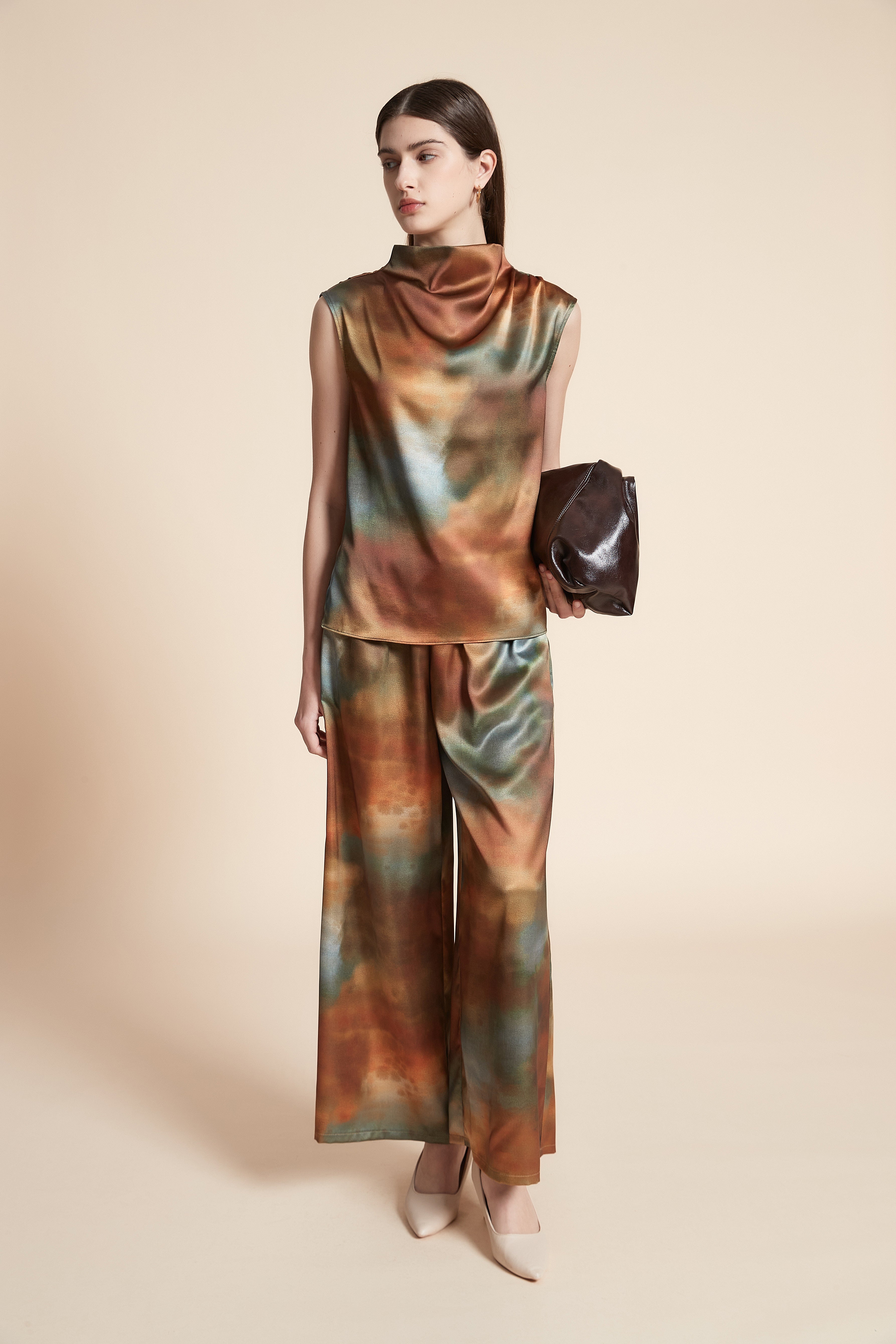 بلوزة متوسطة الطول منقوشة بدون اكمام