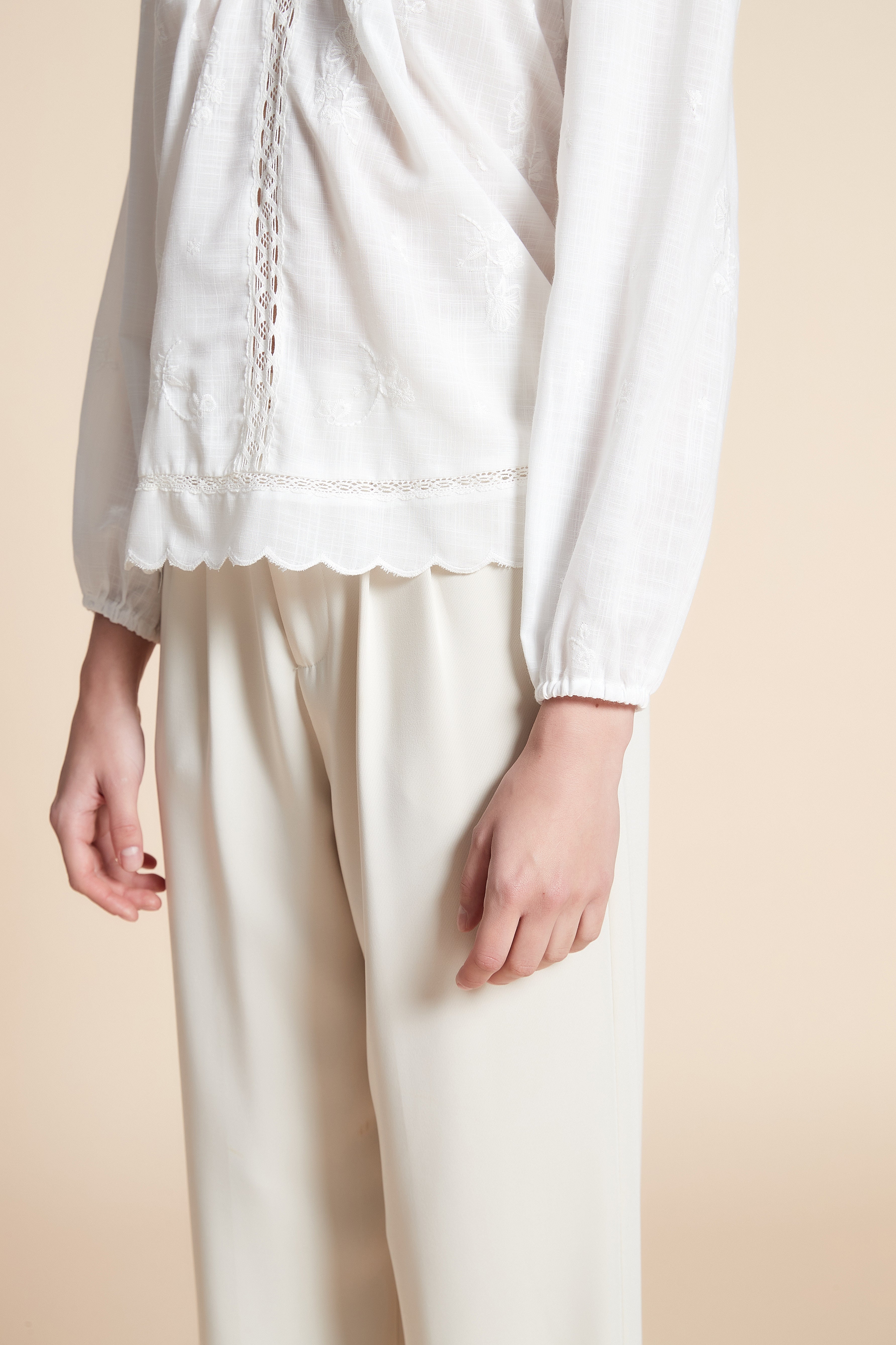 بلوزة متوسطة الطول سادة كم طويل