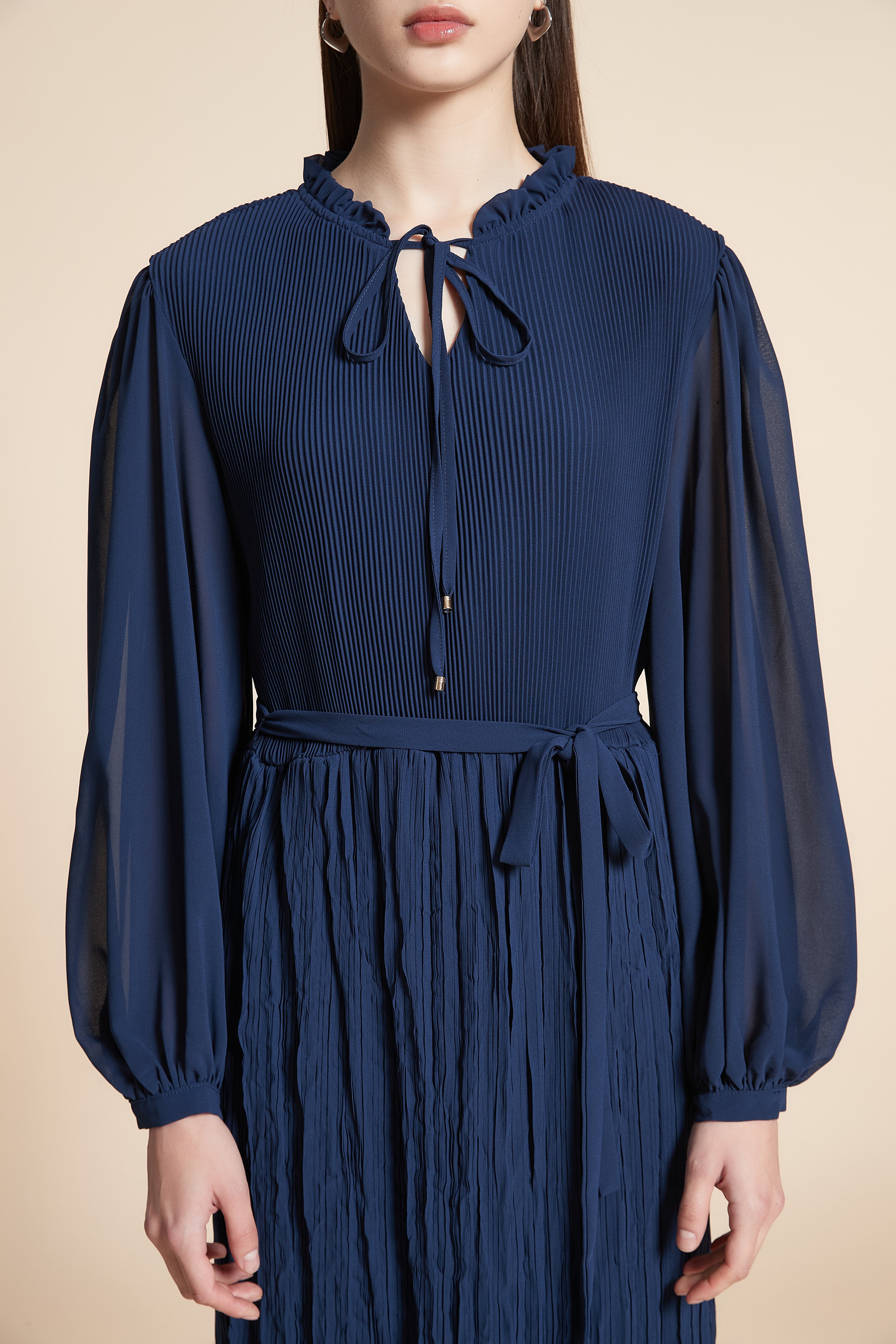 فستان ميدي سادة مكشكش كم طويل