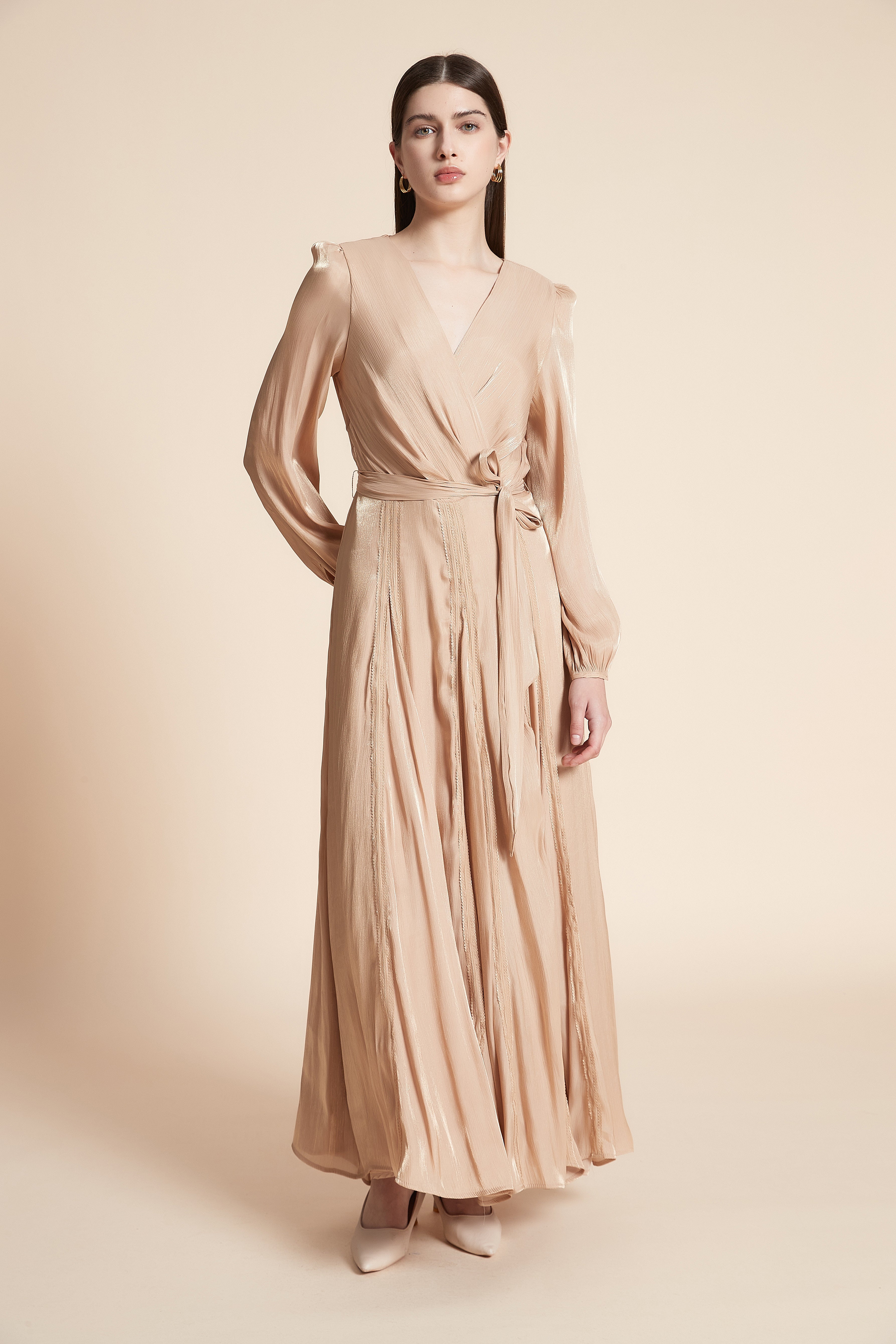 فستان نصف كم سادة بتفاصيل دانتيل