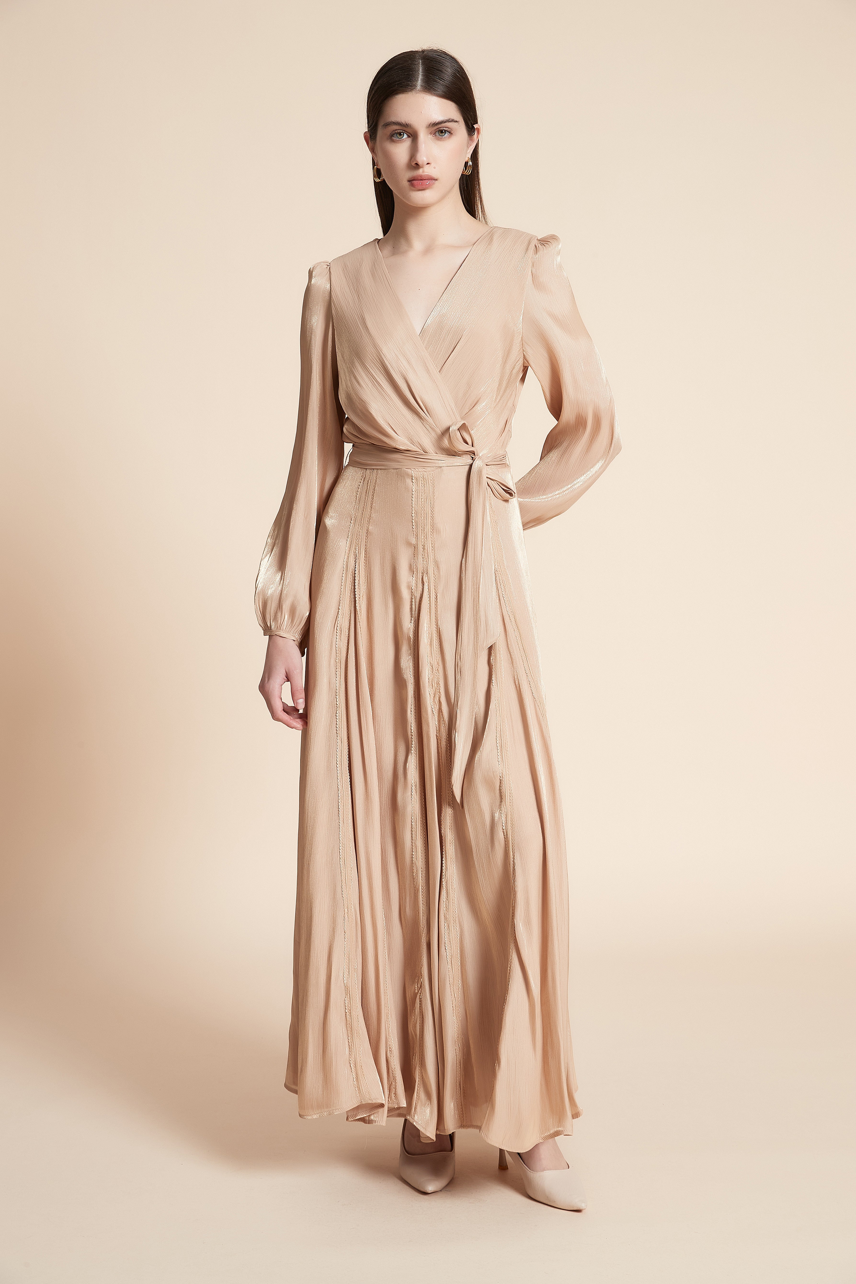 فستان نصف كم سادة بتفاصيل دانتيل